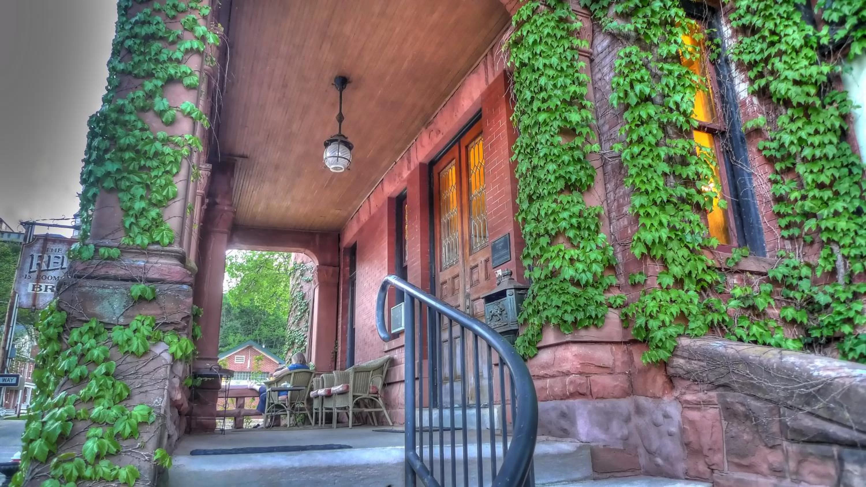 Facade/entrance in The Redstone Inn and Suites