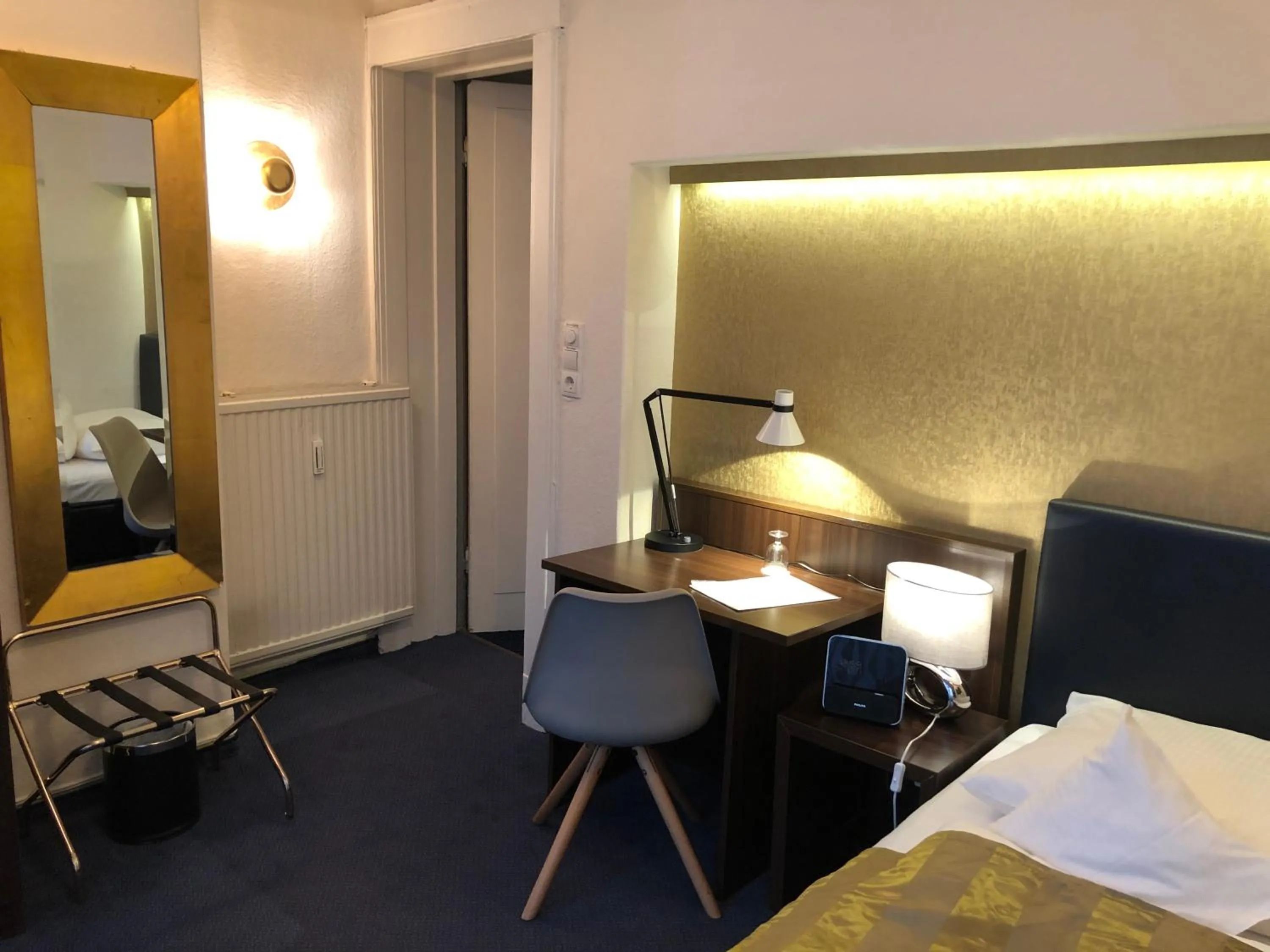 Seating area, Bed in Hotel Wagner im Dammtorpalais