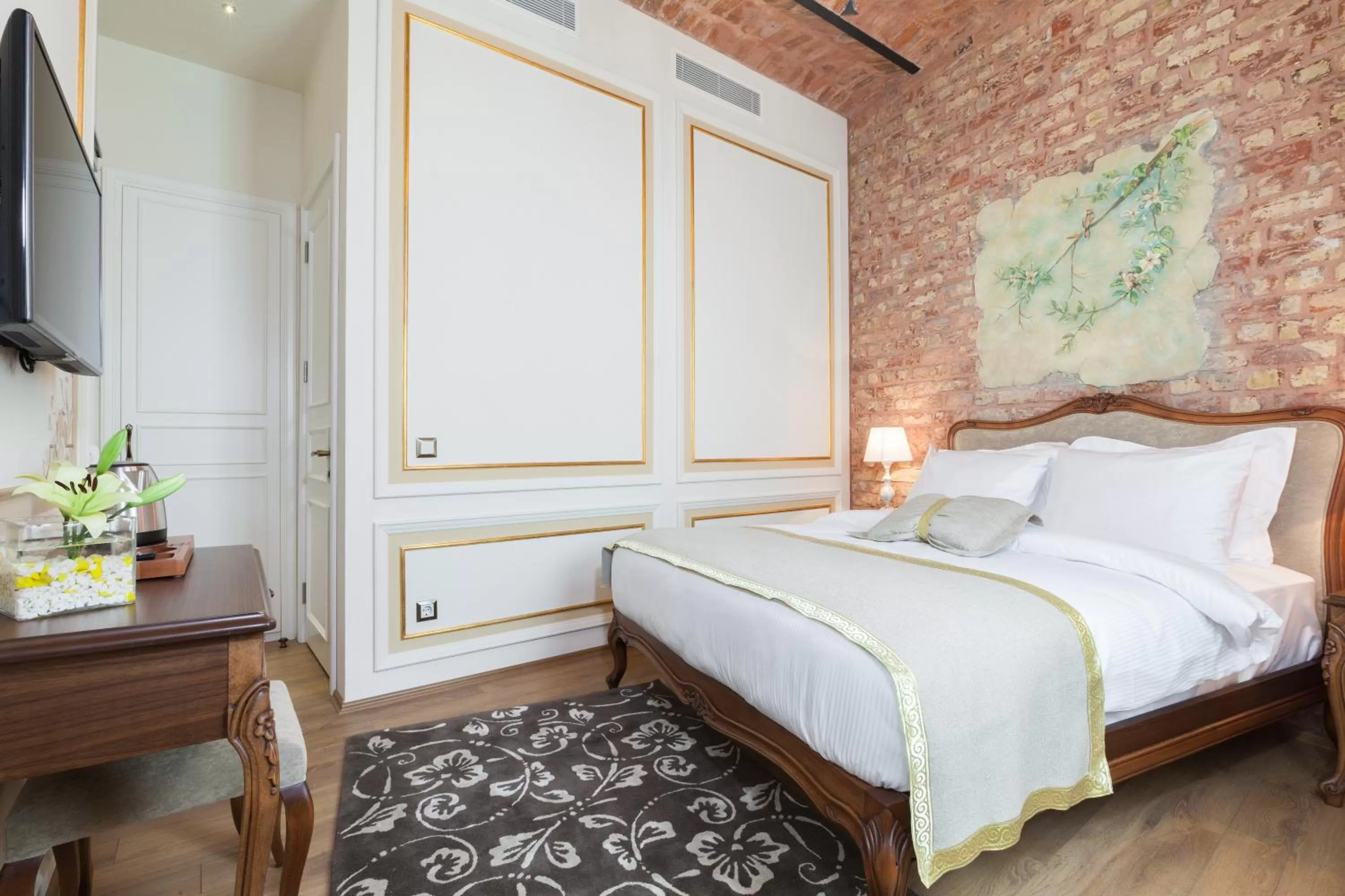 Balcony/Terrace, Bed in Hotel Pera Parma