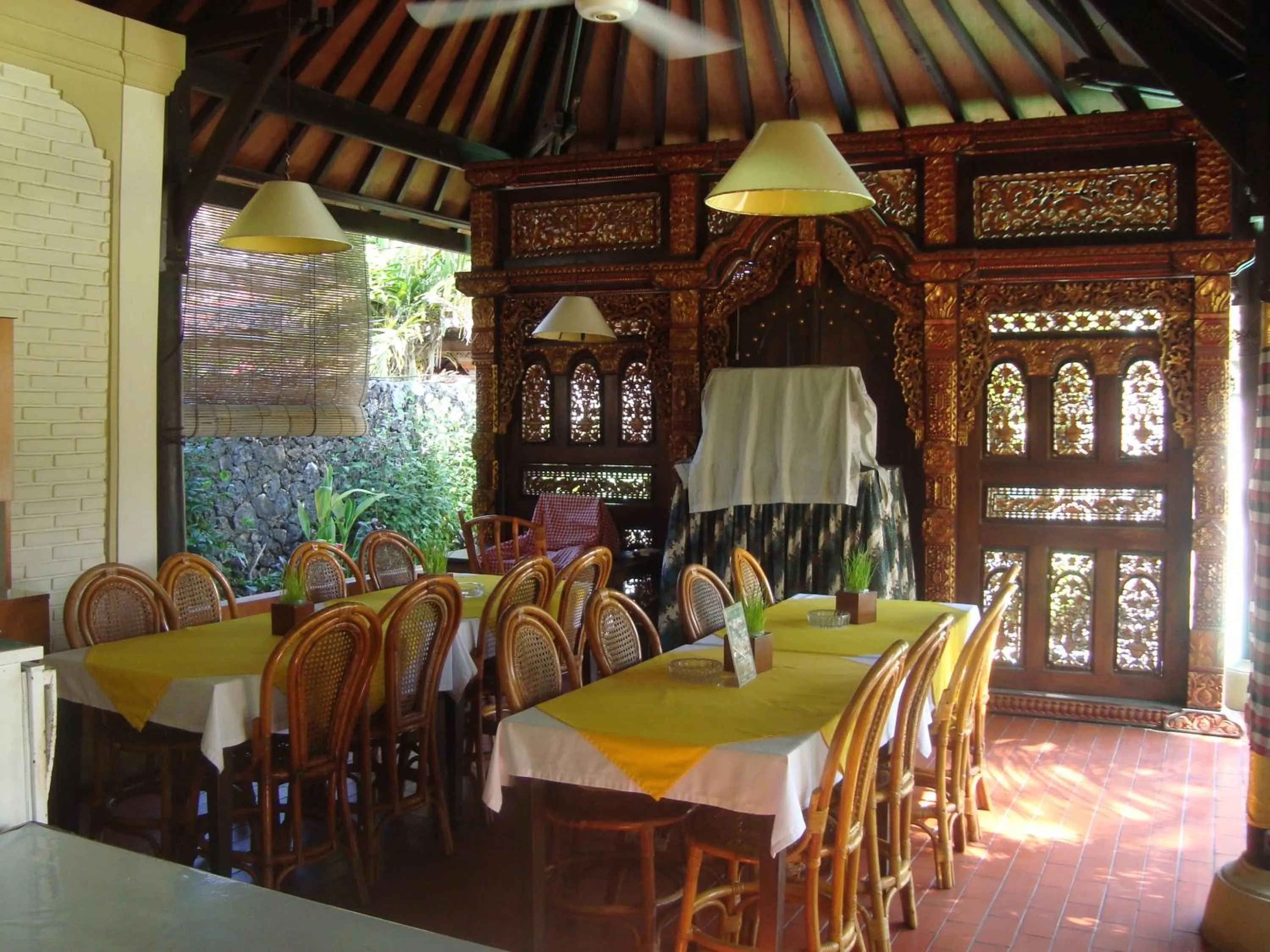 Restaurant/places to eat in Palm Garden Hotel