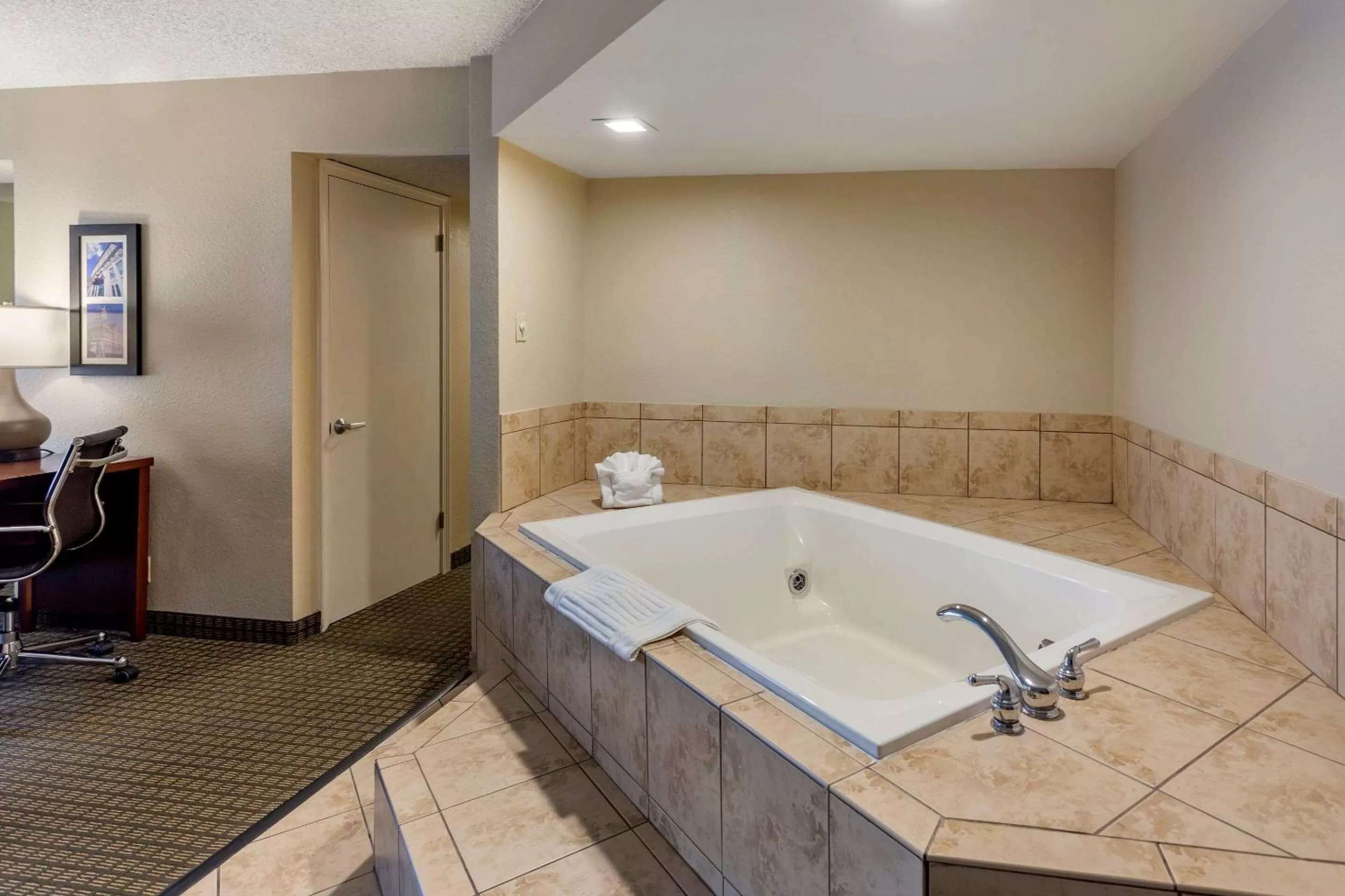 King Suite with Hot Tub - Non-Smoking in Comfort Inn & Suites Rochelle