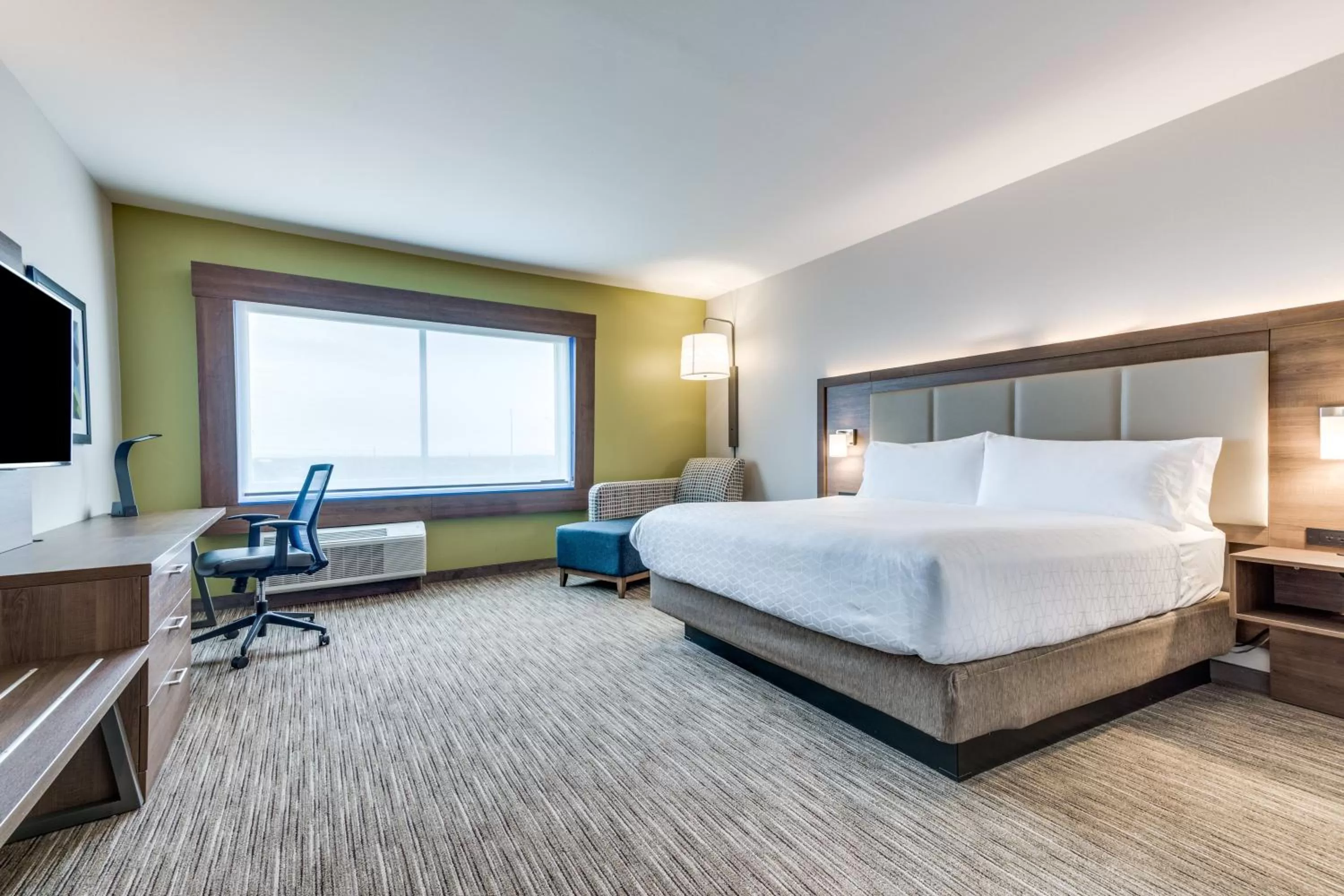 Photo of the whole room, Bed in Holiday Inn Express & Suites - Denton South by IHG