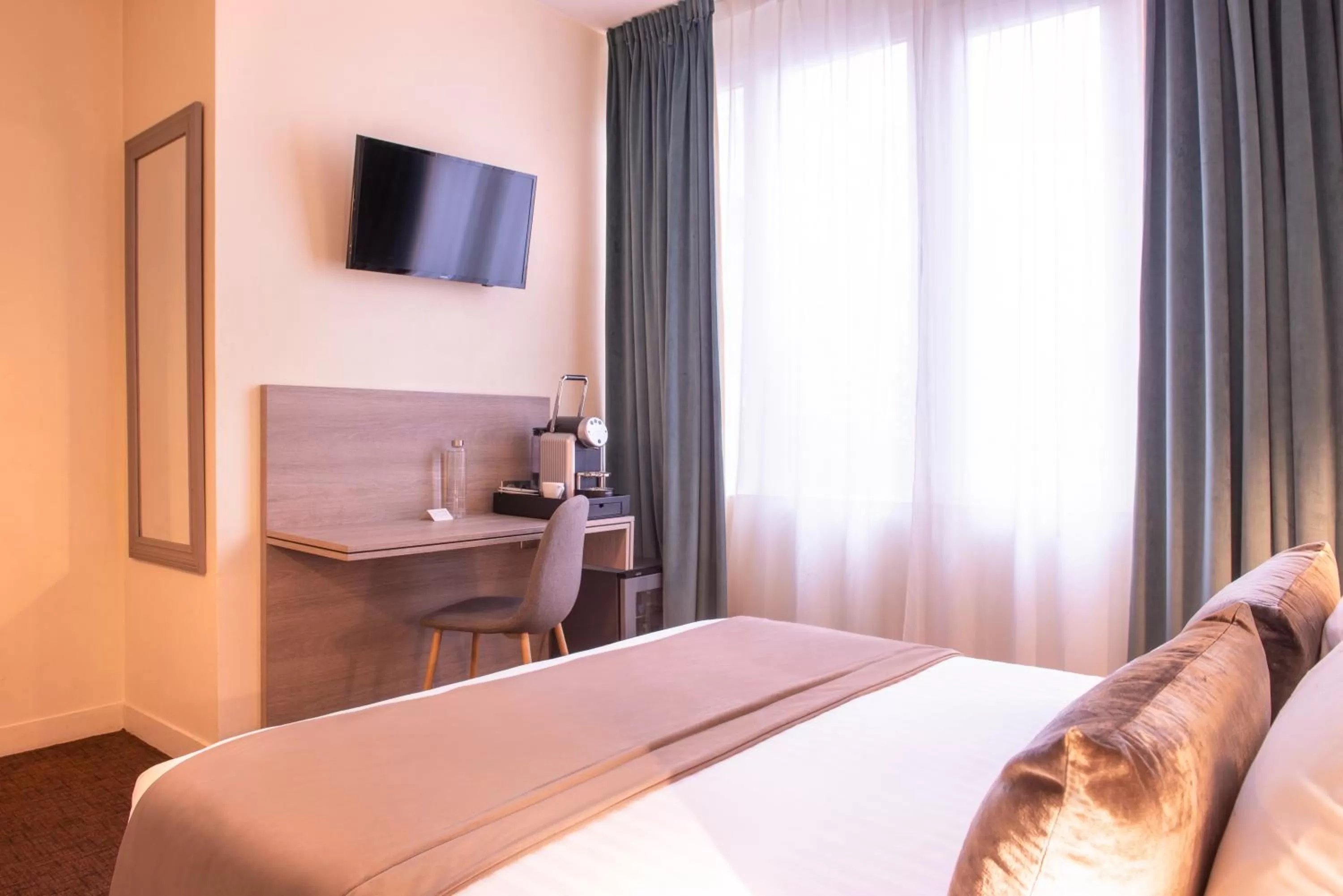 Bedroom, Bed in Hôtel Aston Paris