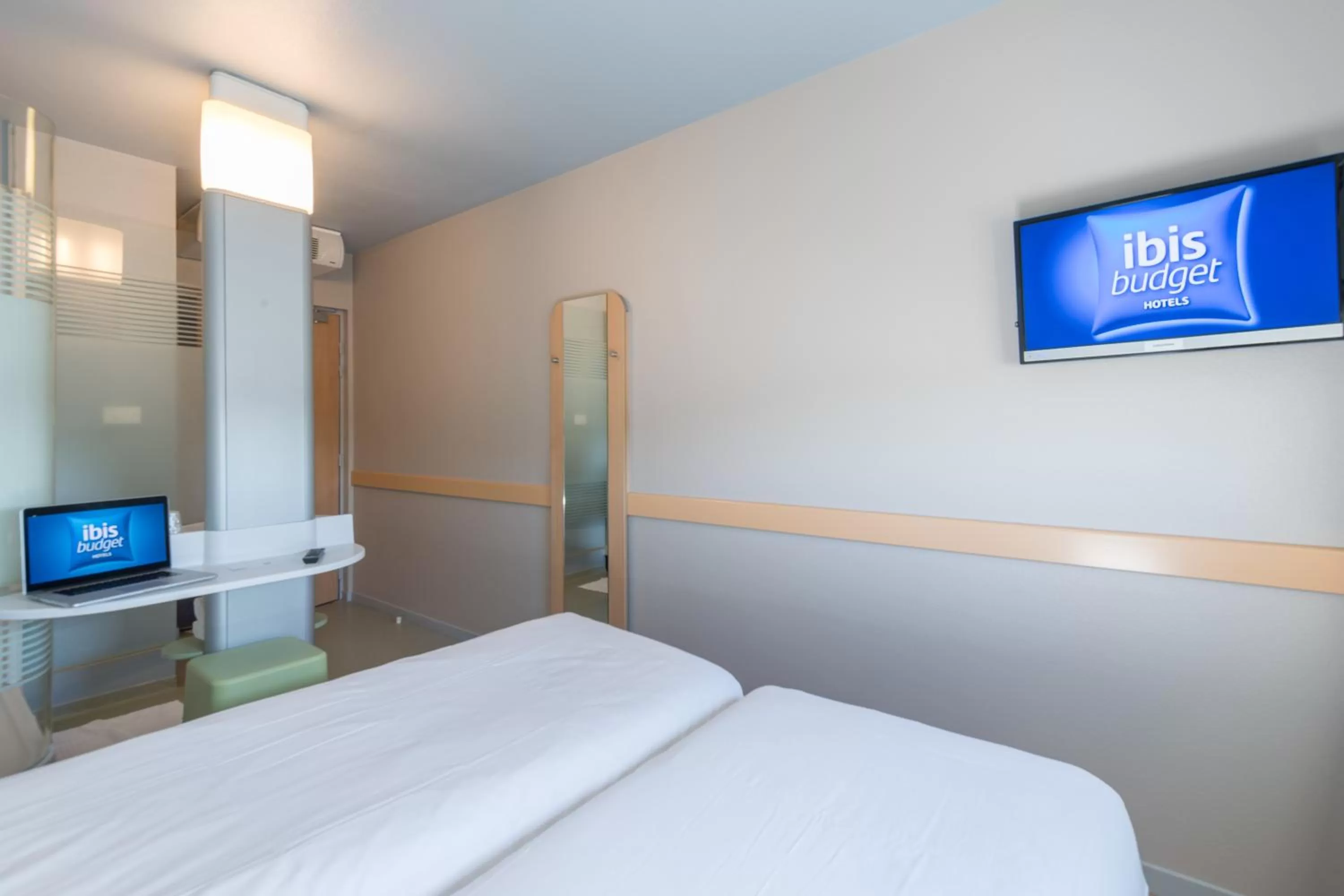 Shower, Bed in ibis budget Amberieu en Bugey/Chateau Gaillard A42