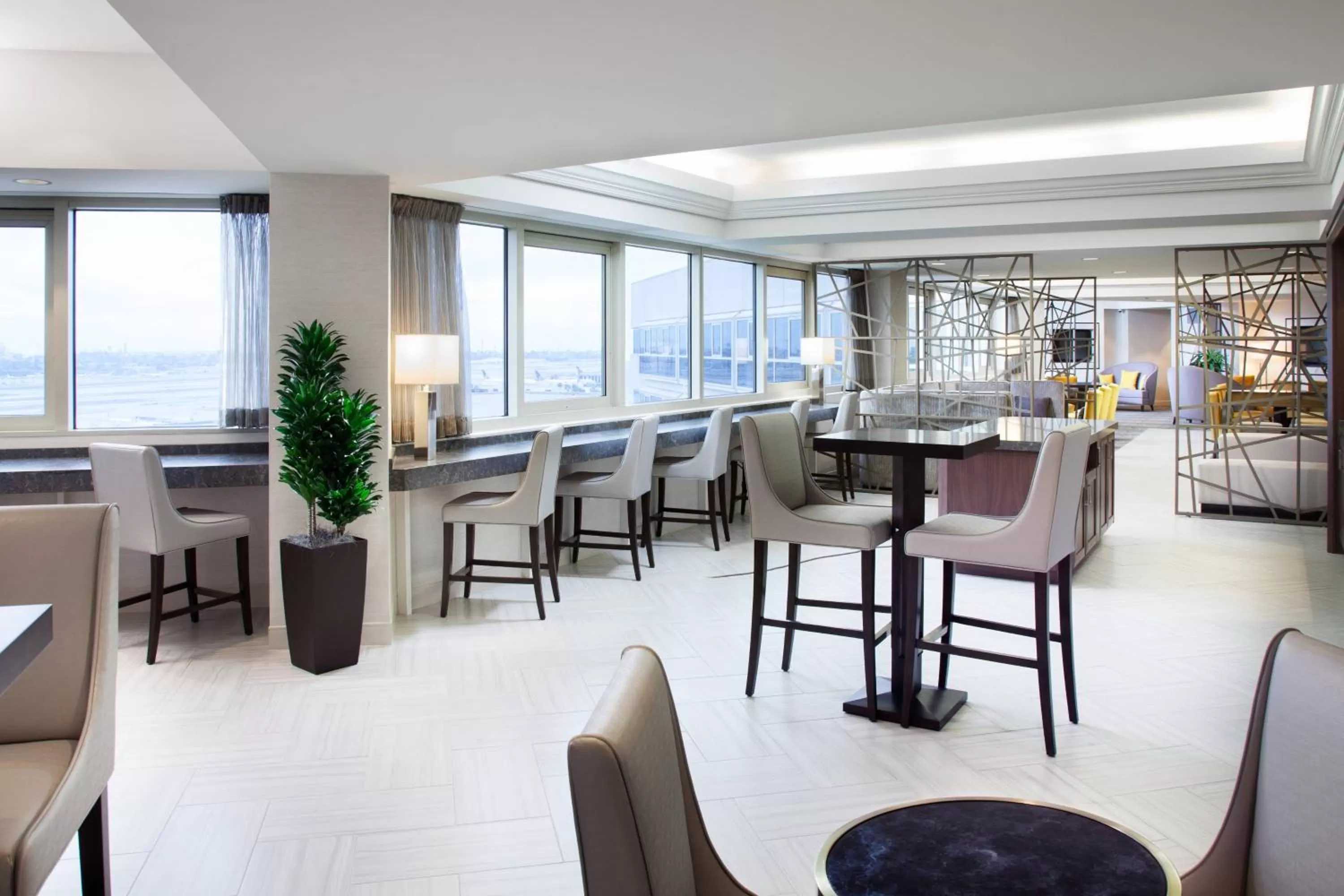 Lounge or bar in Sheraton Gateway Los Angeles Hotel