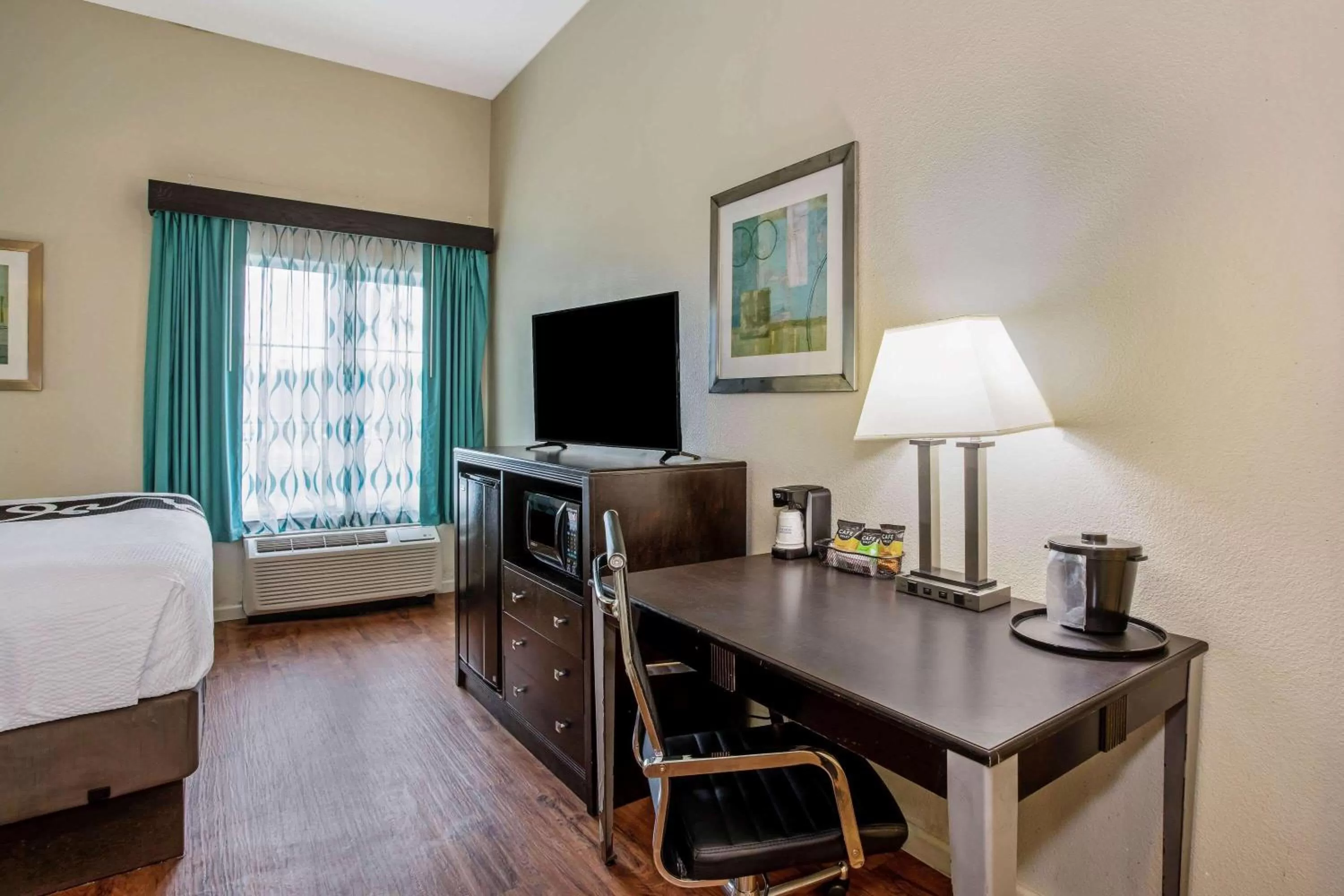 Photo of the whole room, Bed in La Quinta by Wyndham PCB Pier Park area