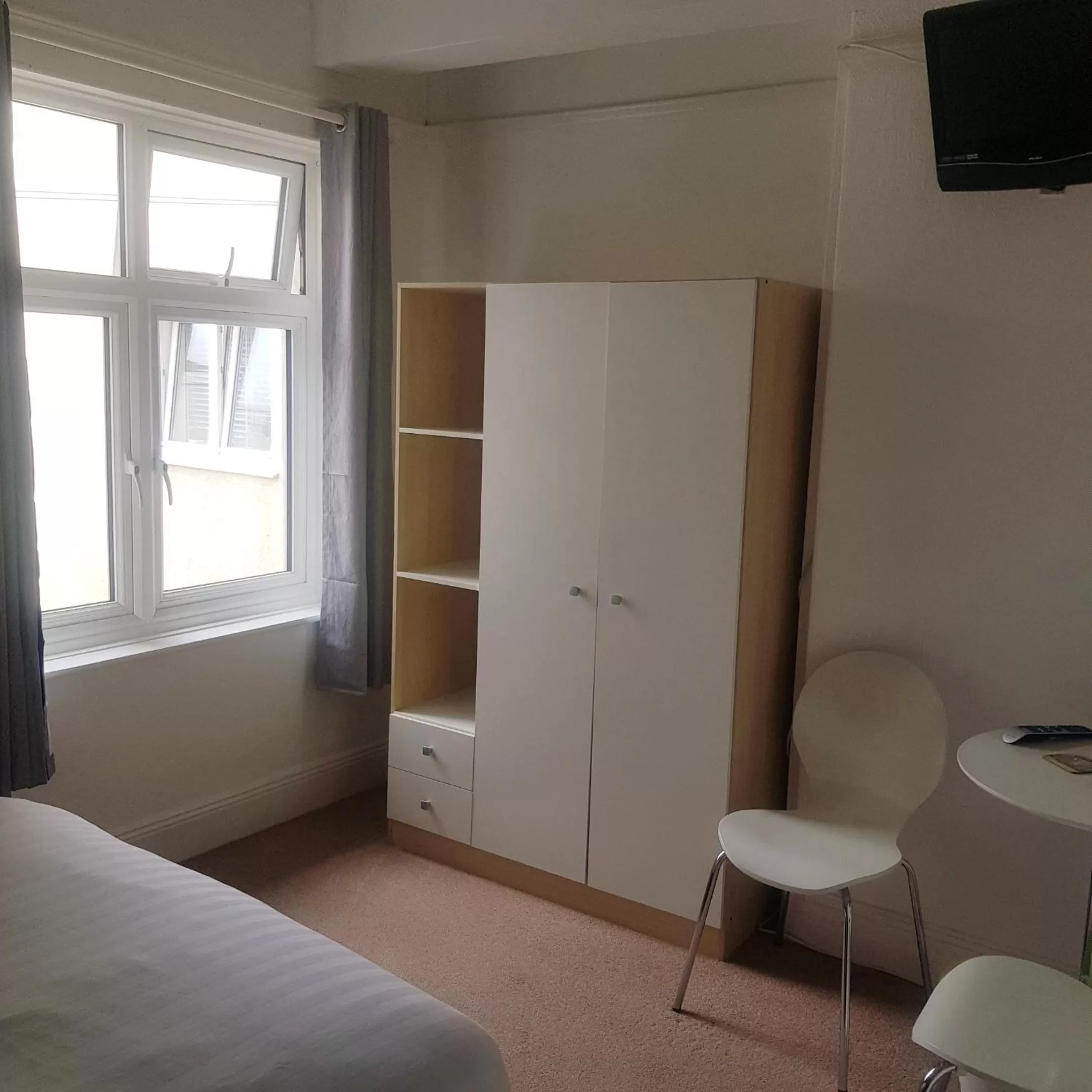 Photo of the whole room, Bed in Trentham House