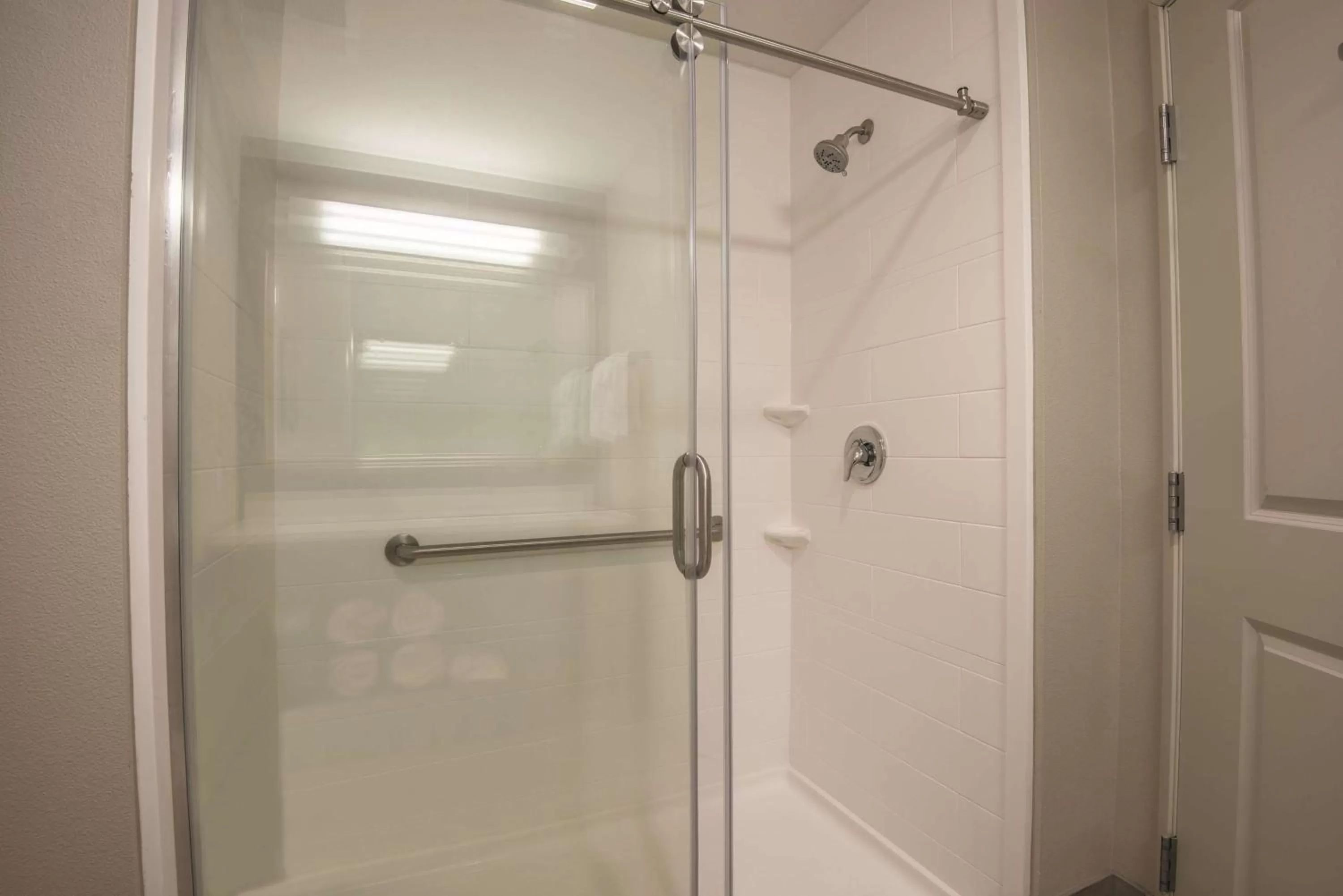 Photo of the whole room in La Quinta by Wyndham Kingman