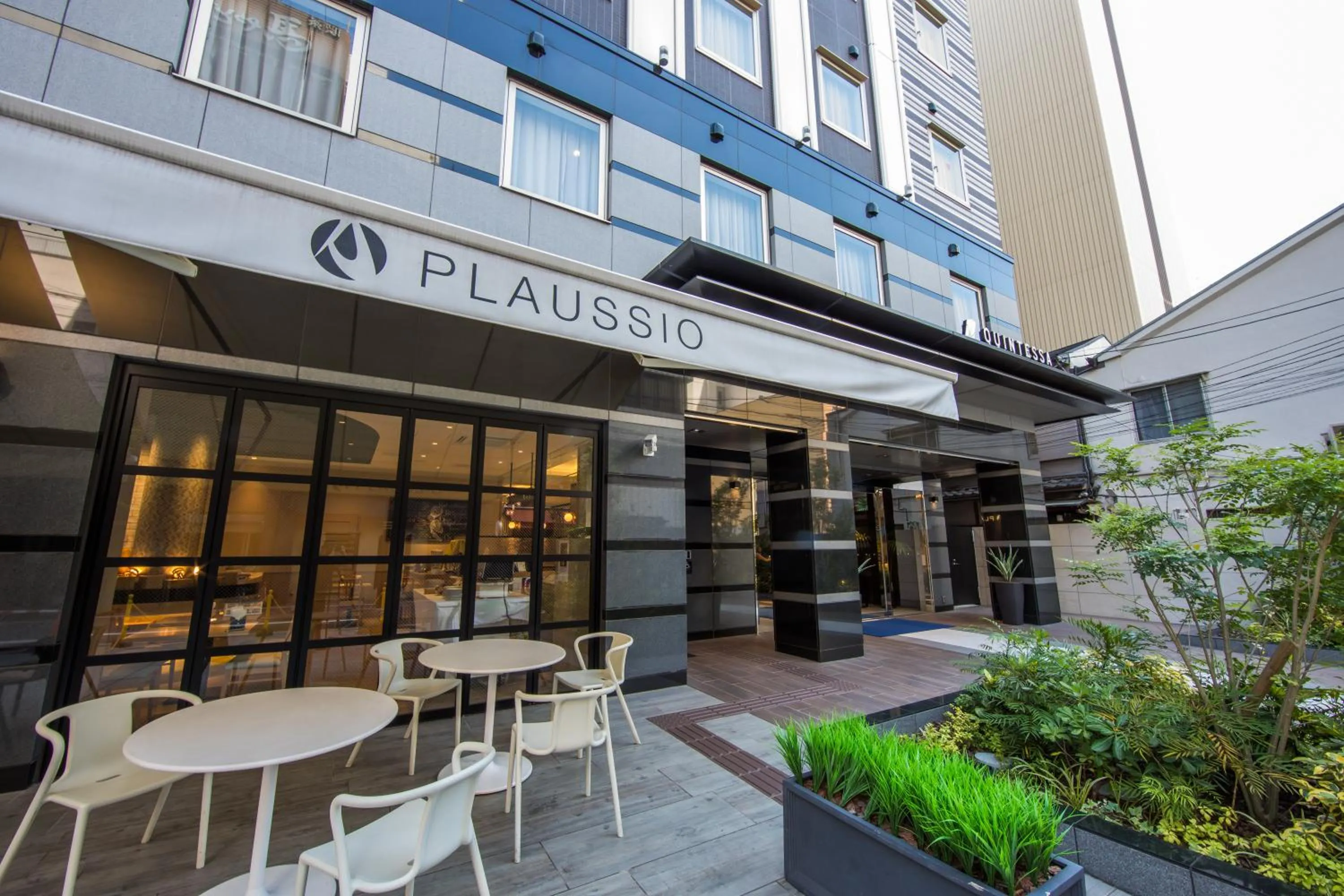 Restaurant/places to eat in Quintessa Hotel Osaka Shinsaibashi Comic & Books