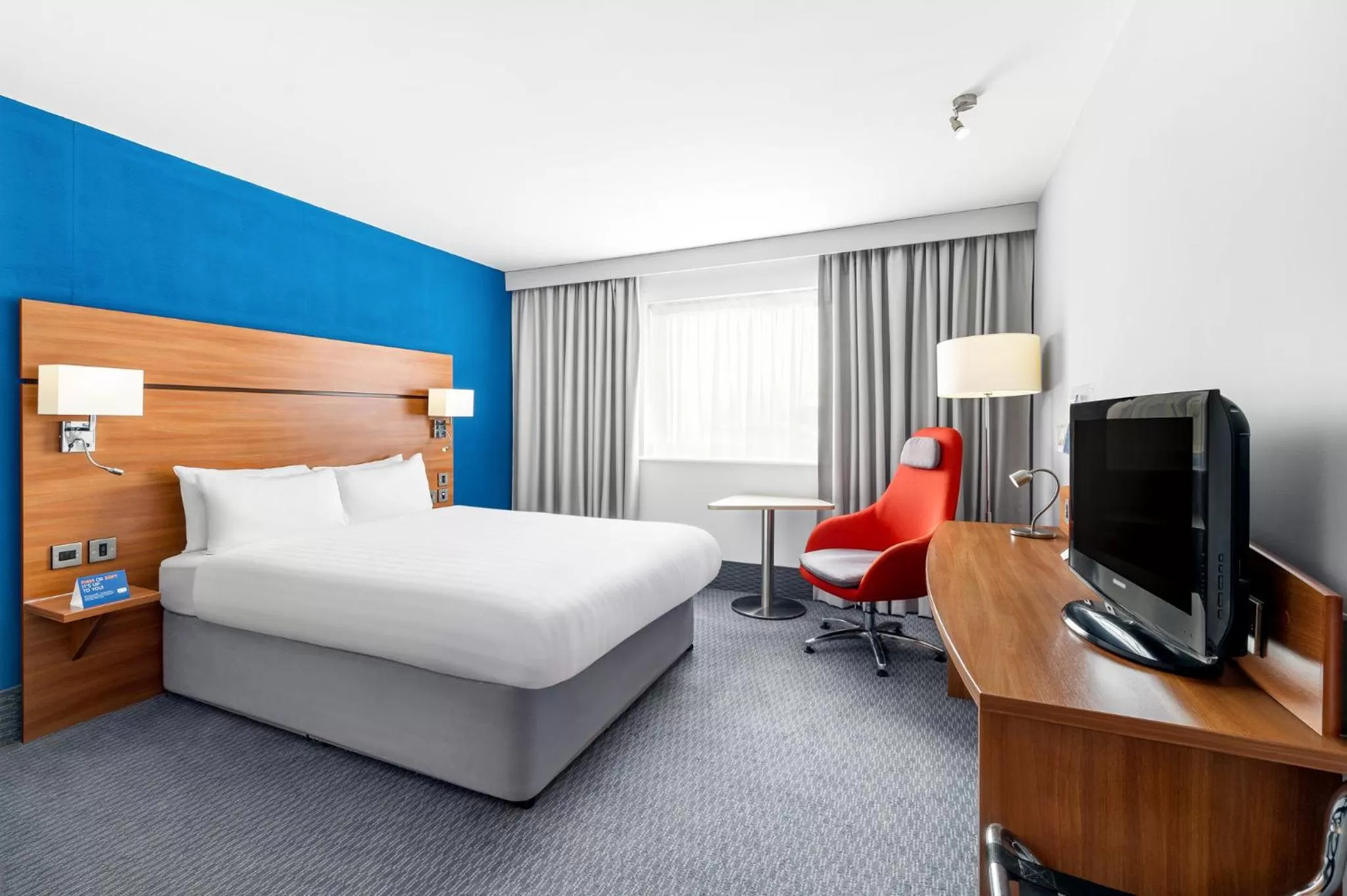 Bed in Holiday Inn Express Braintree by IHG