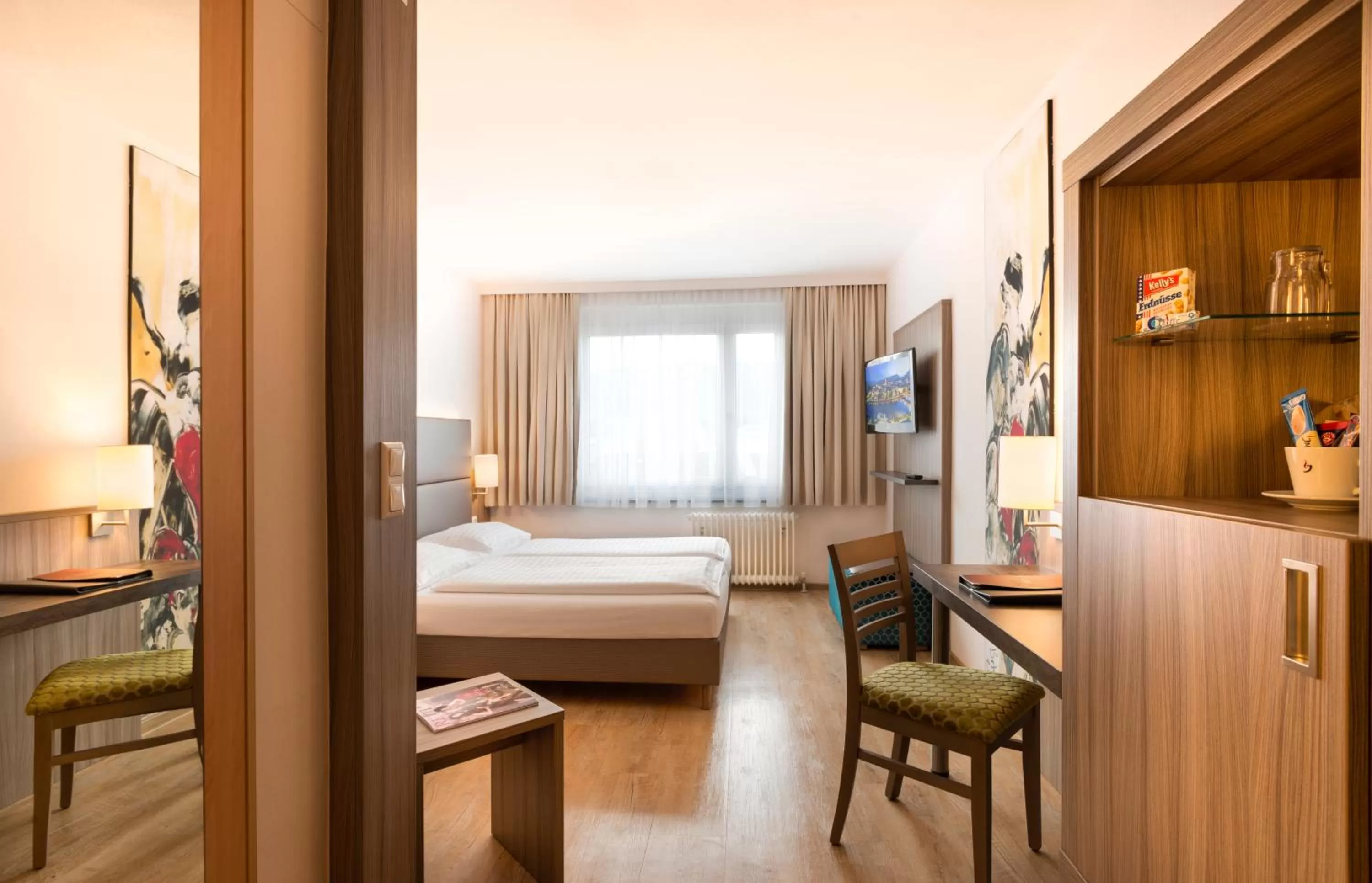 Photo of the whole room, Bed in Hotel City