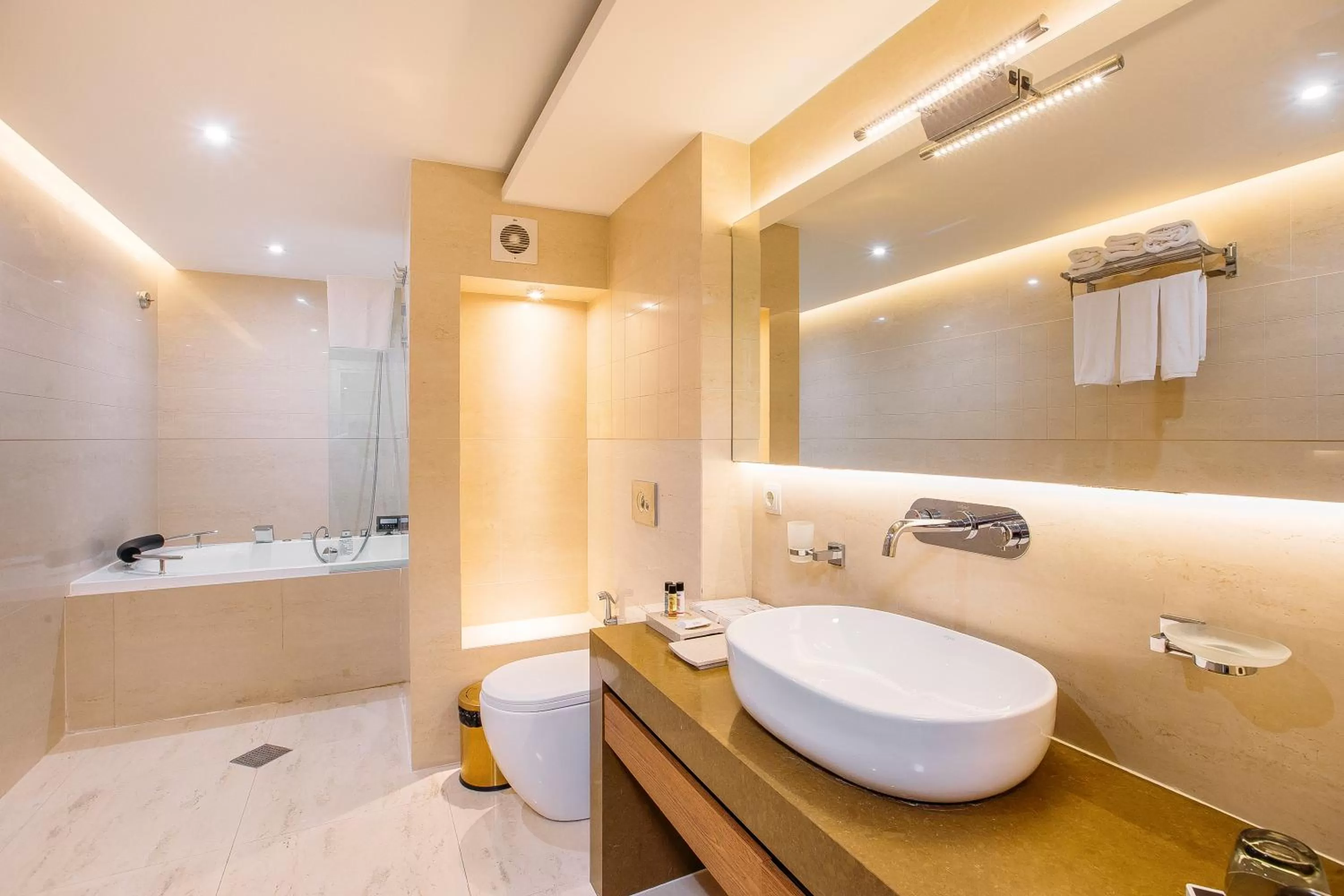 Shower in Golden Palace Hotel