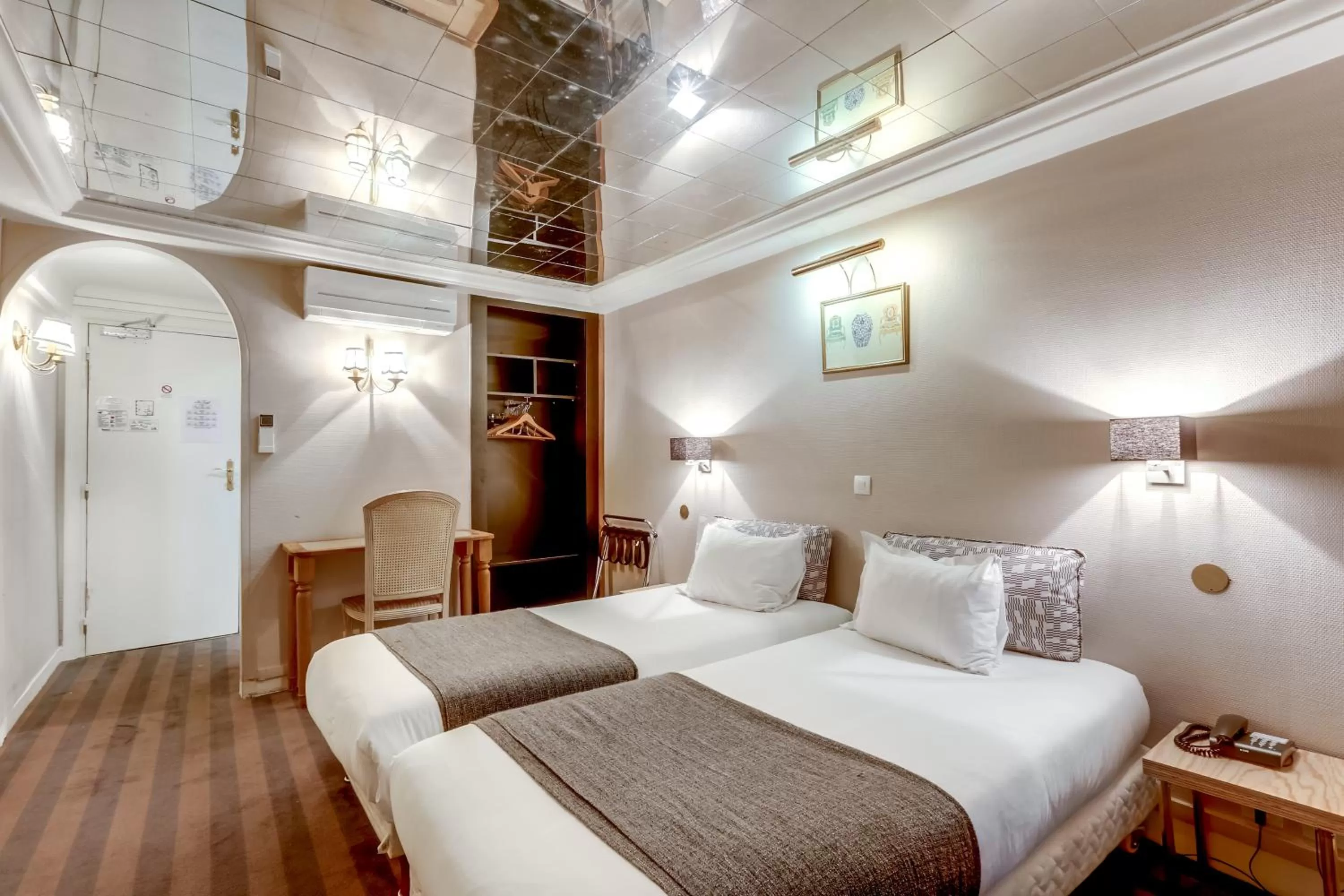 Bed in Hotel Opera Maintenon