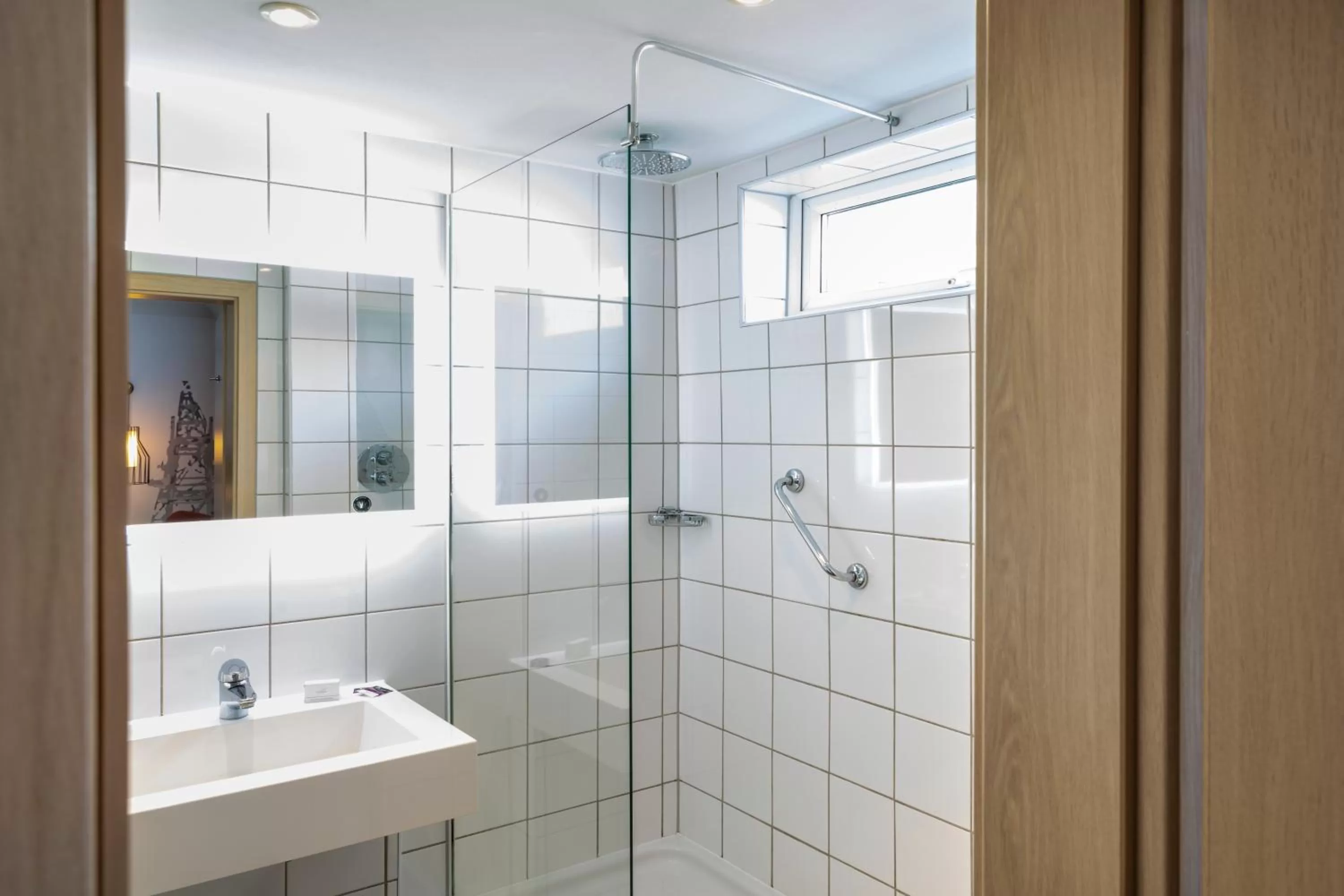 Shower in Mercure Cardiff North Hotel