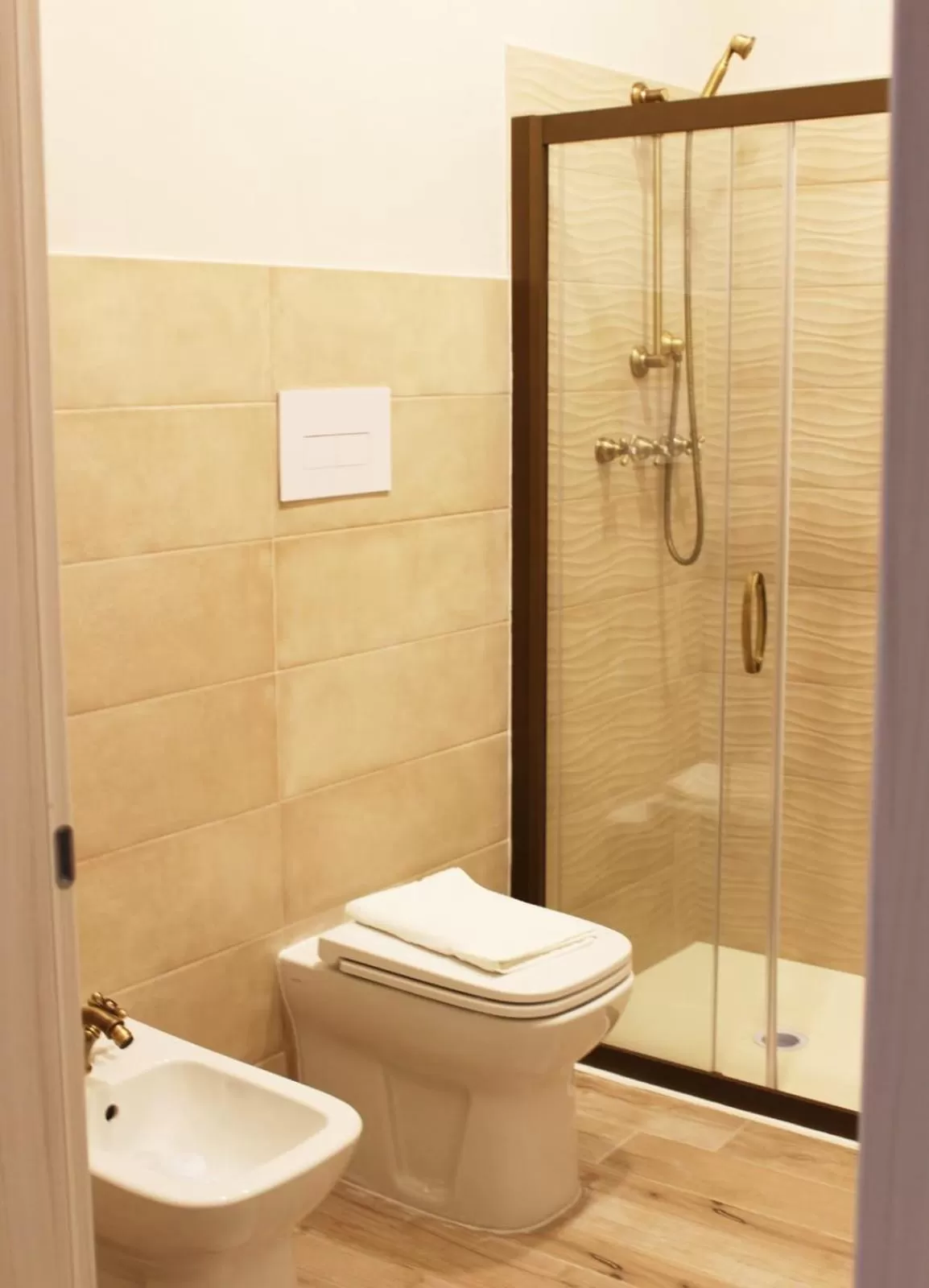 Shower in Isolabella