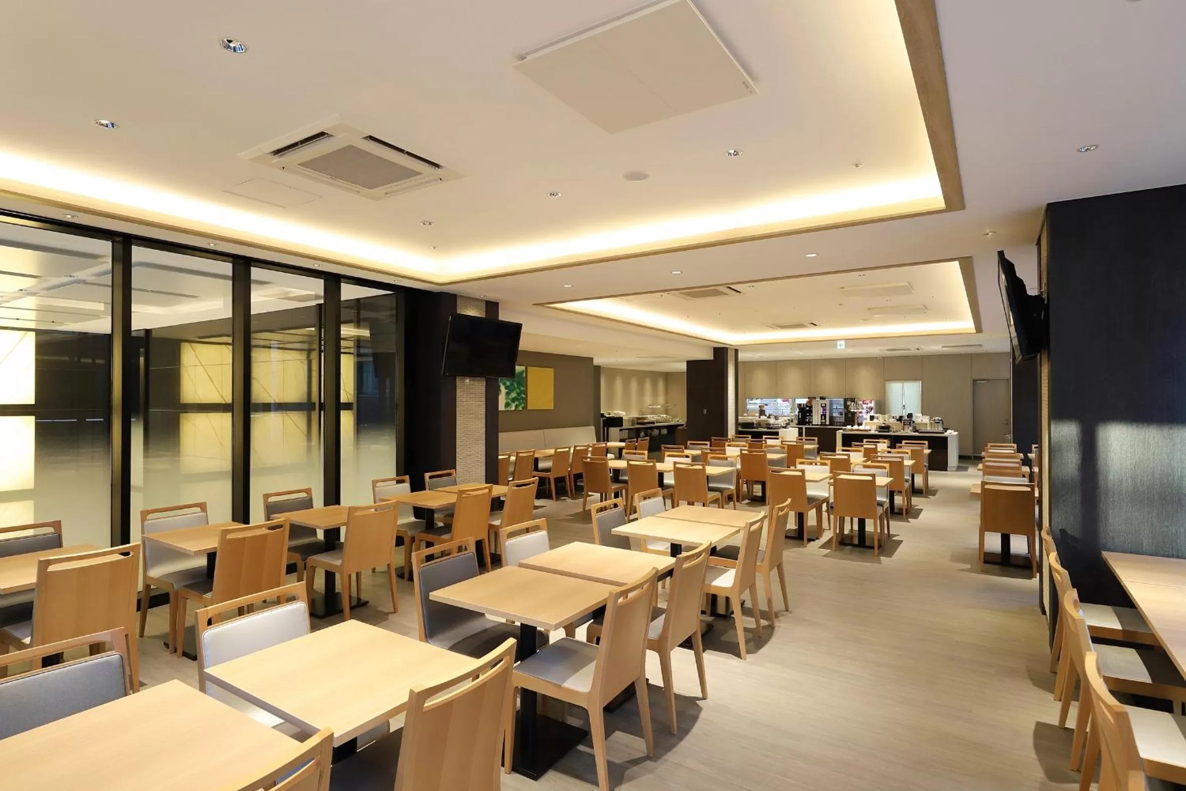Restaurant/places to eat in Smile Hotel Premium Osaka Higashishinsaibashi