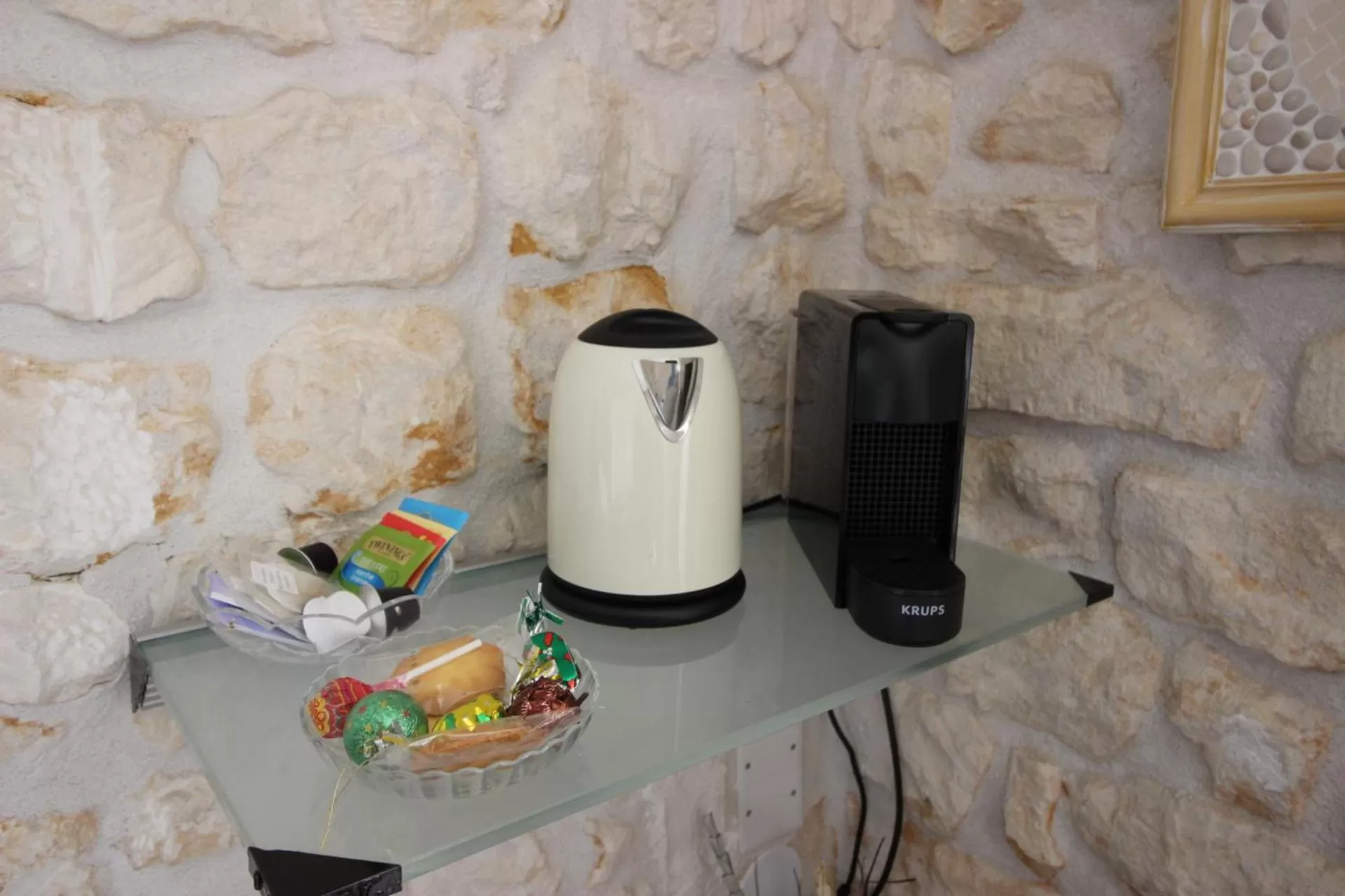 Coffee/tea facilities in Saint James House