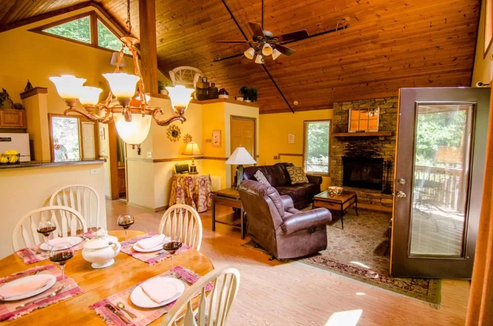 Living room, Restaurant/Places to Eat in Asheville Cabins of Willow Winds