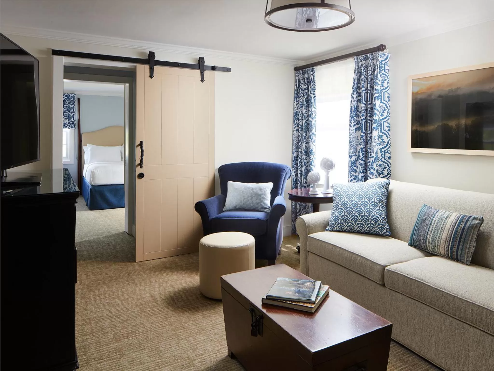 Seating area, Bed in Boar's Head Resort