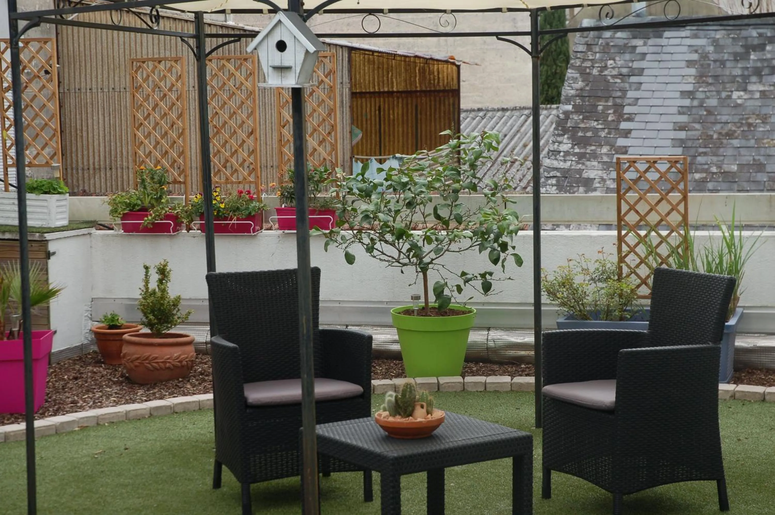 Garden view in Hôtel de L'Avenue