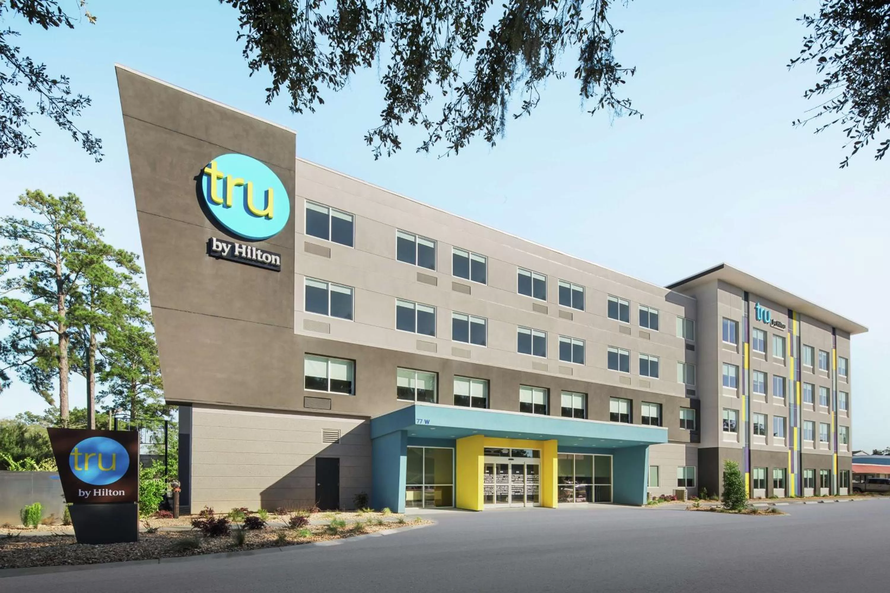 Property building in Tru By Hilton Savannah Midtown Ga