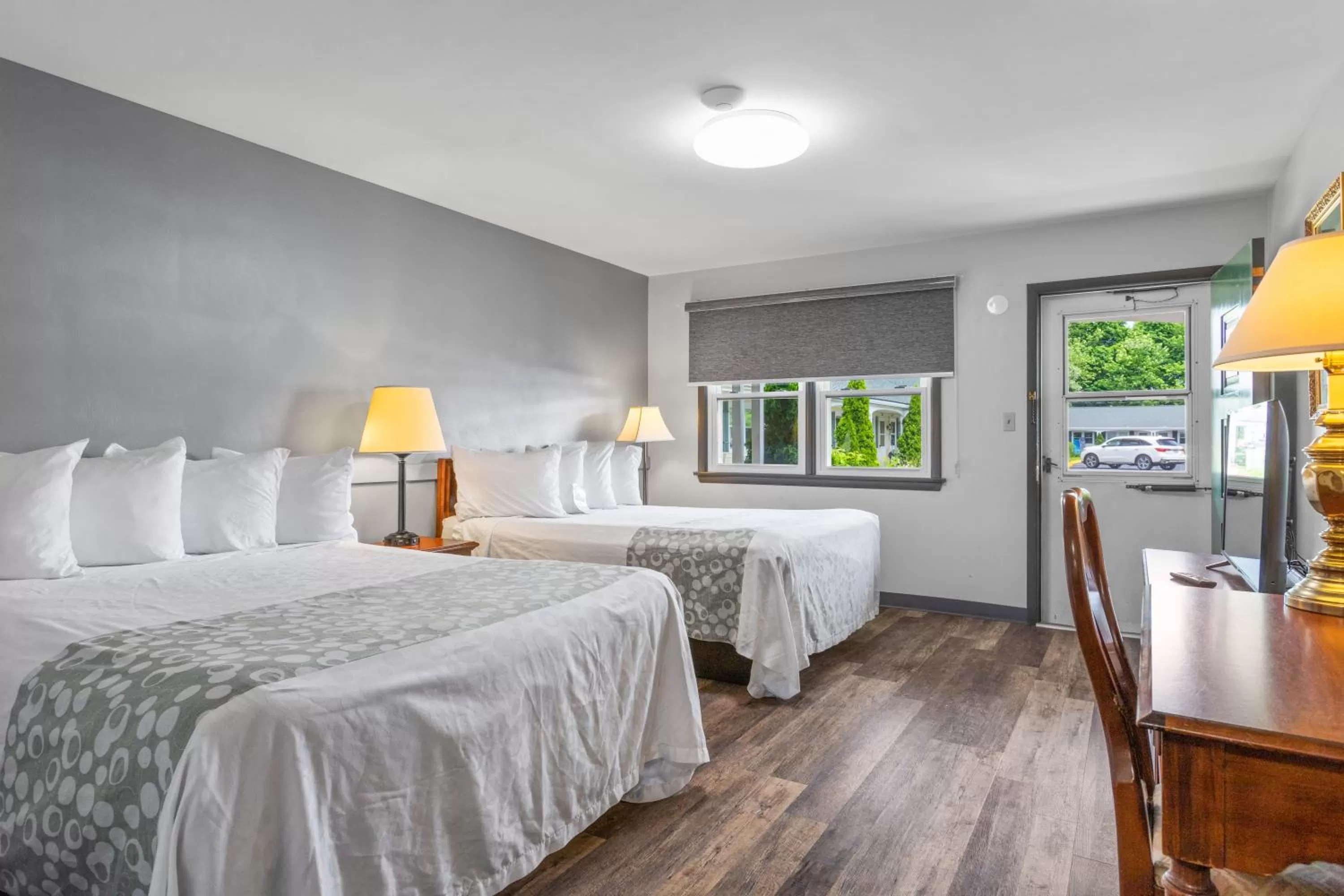 Photo of the whole room, Bed in Glass House Inn Erie Near I-90 & I-79