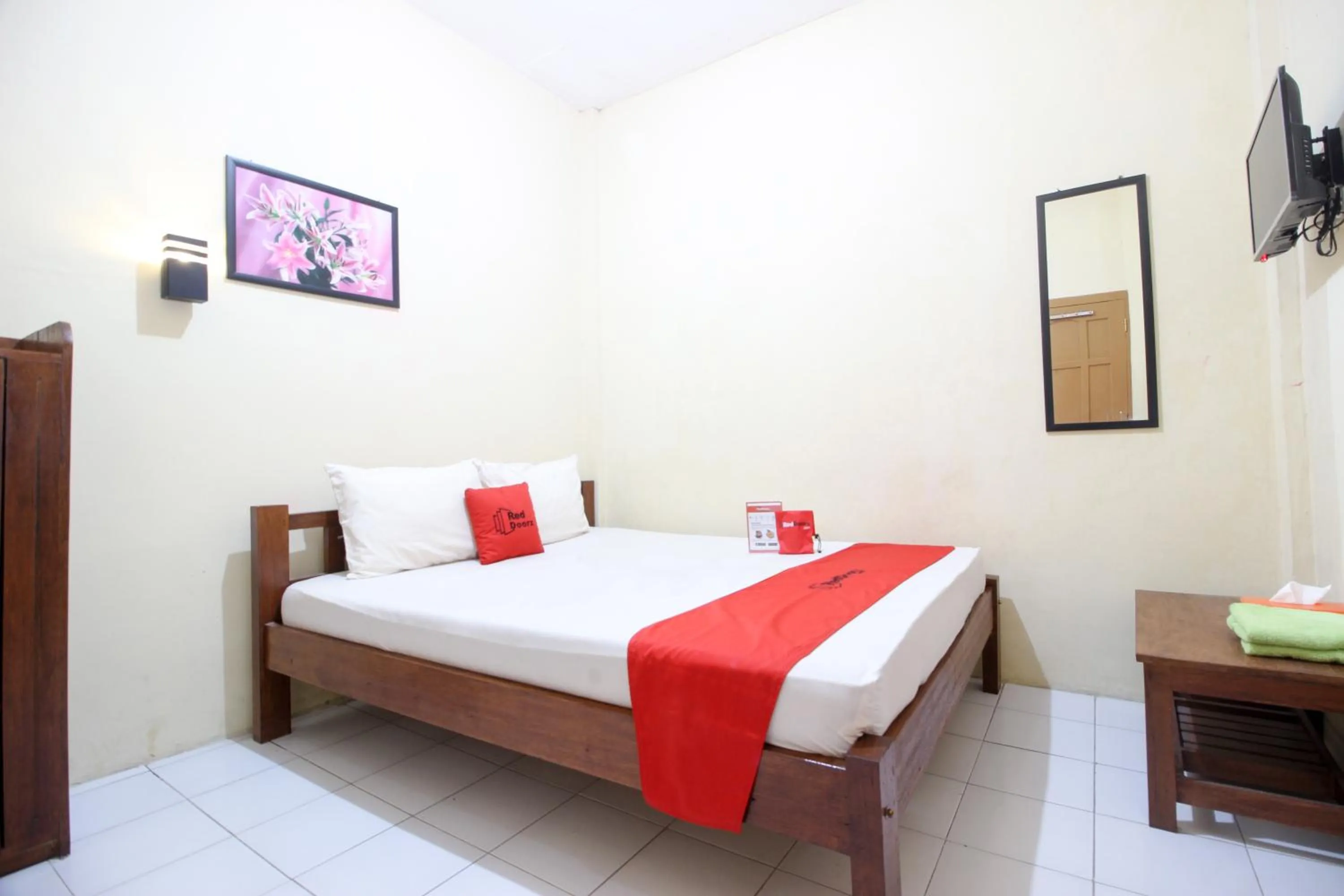 Bedroom, Bed in RedDoorz @ Jalan Parangtritis