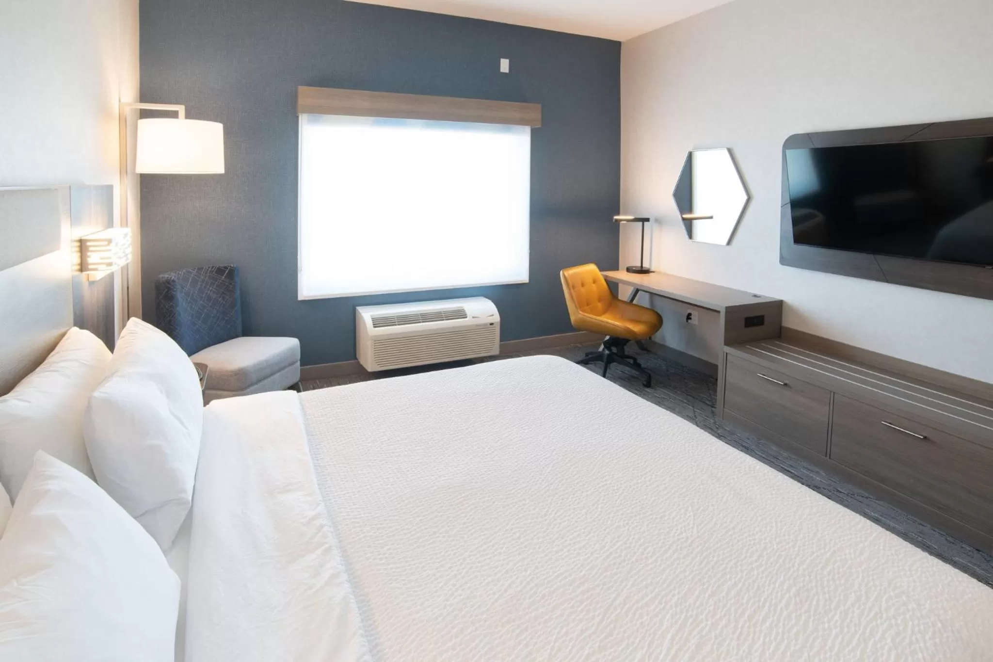 Photo of the whole room, Bed in Holiday Inn Express & Suites - Moose Jaw by IHG