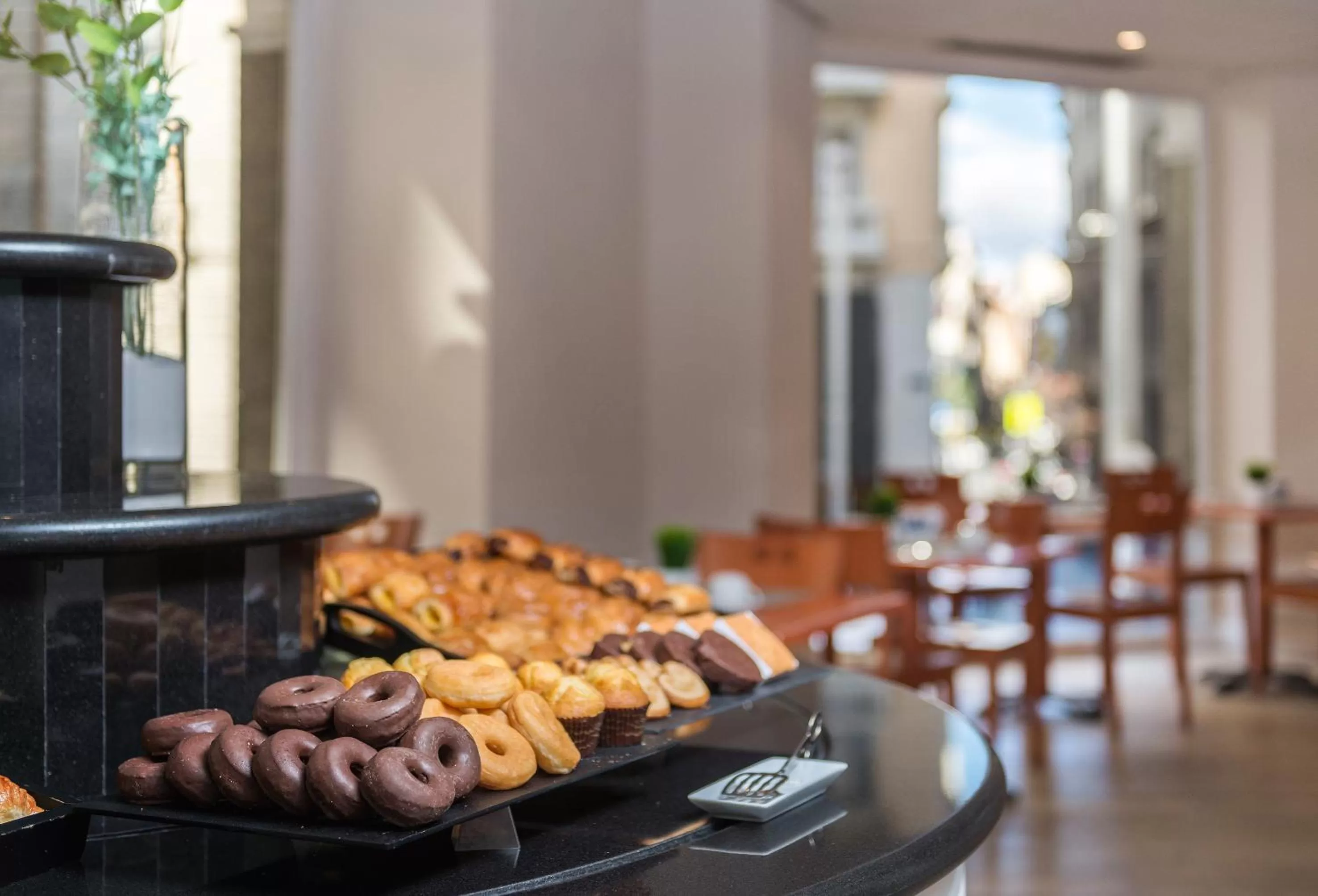 Dining area in Hotel Madrid Gran Via 25, Affiliated by Meliá