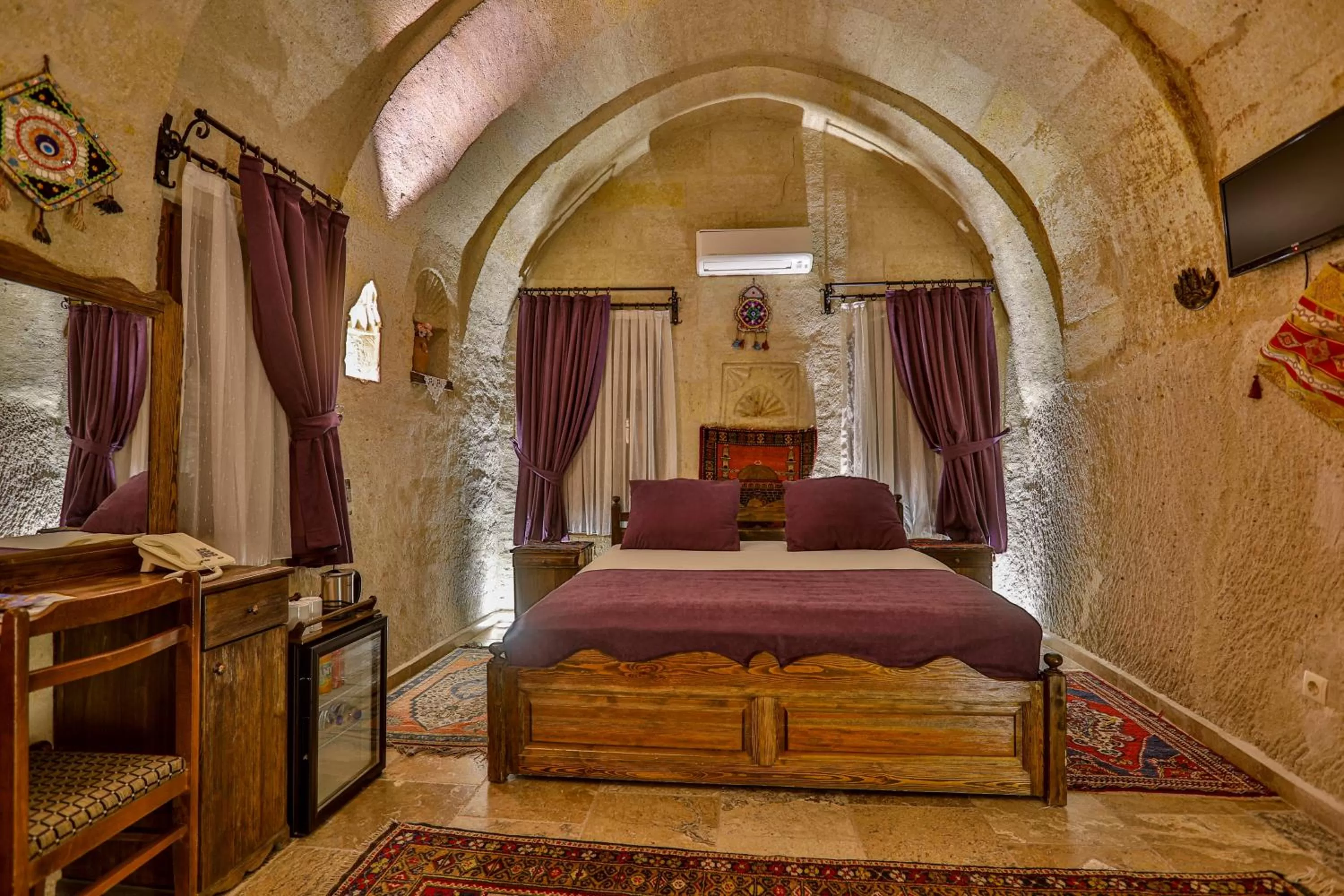 Photo of the whole room, Bed in Hidden Cave Hotel