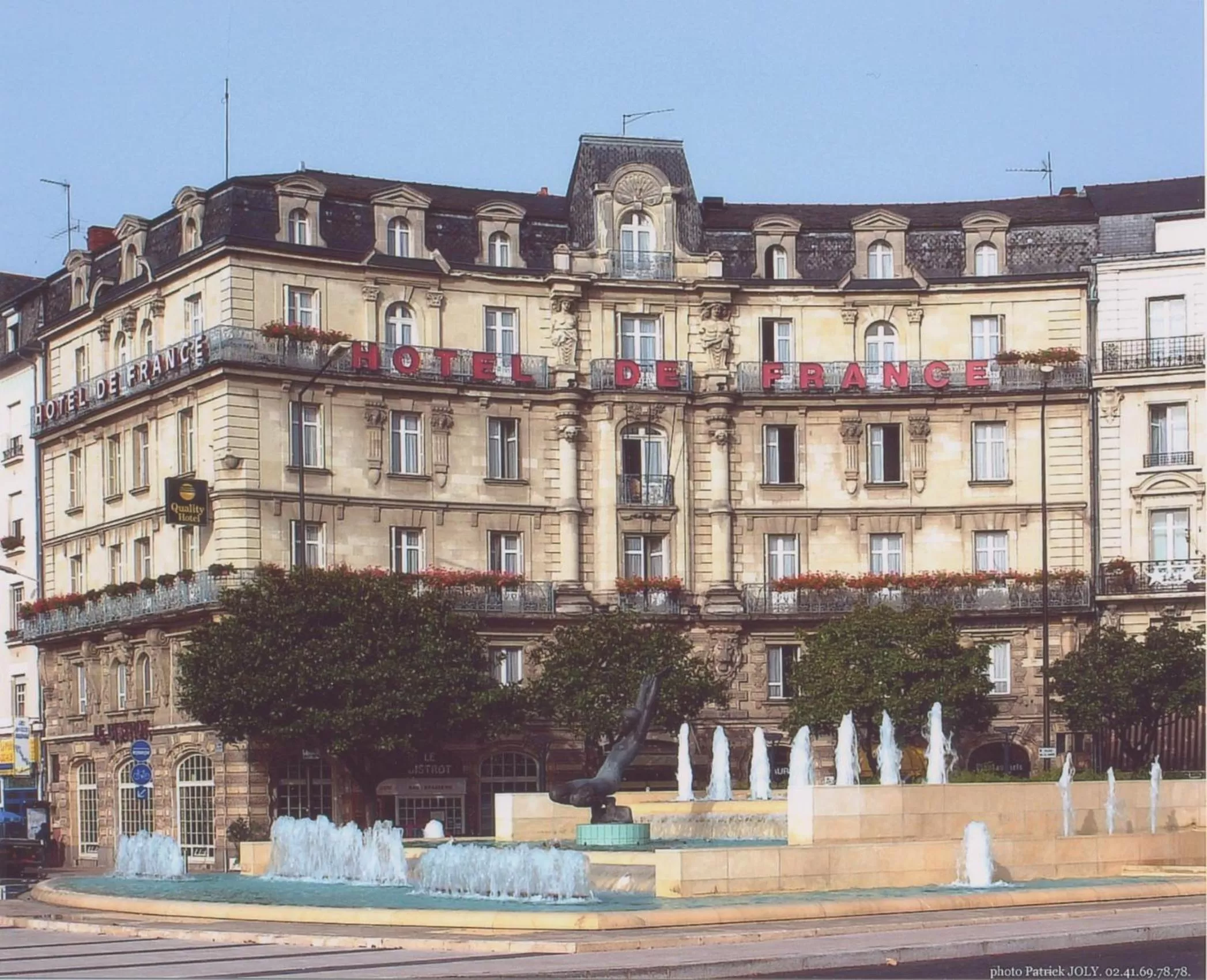 Property building in Hôtel De France