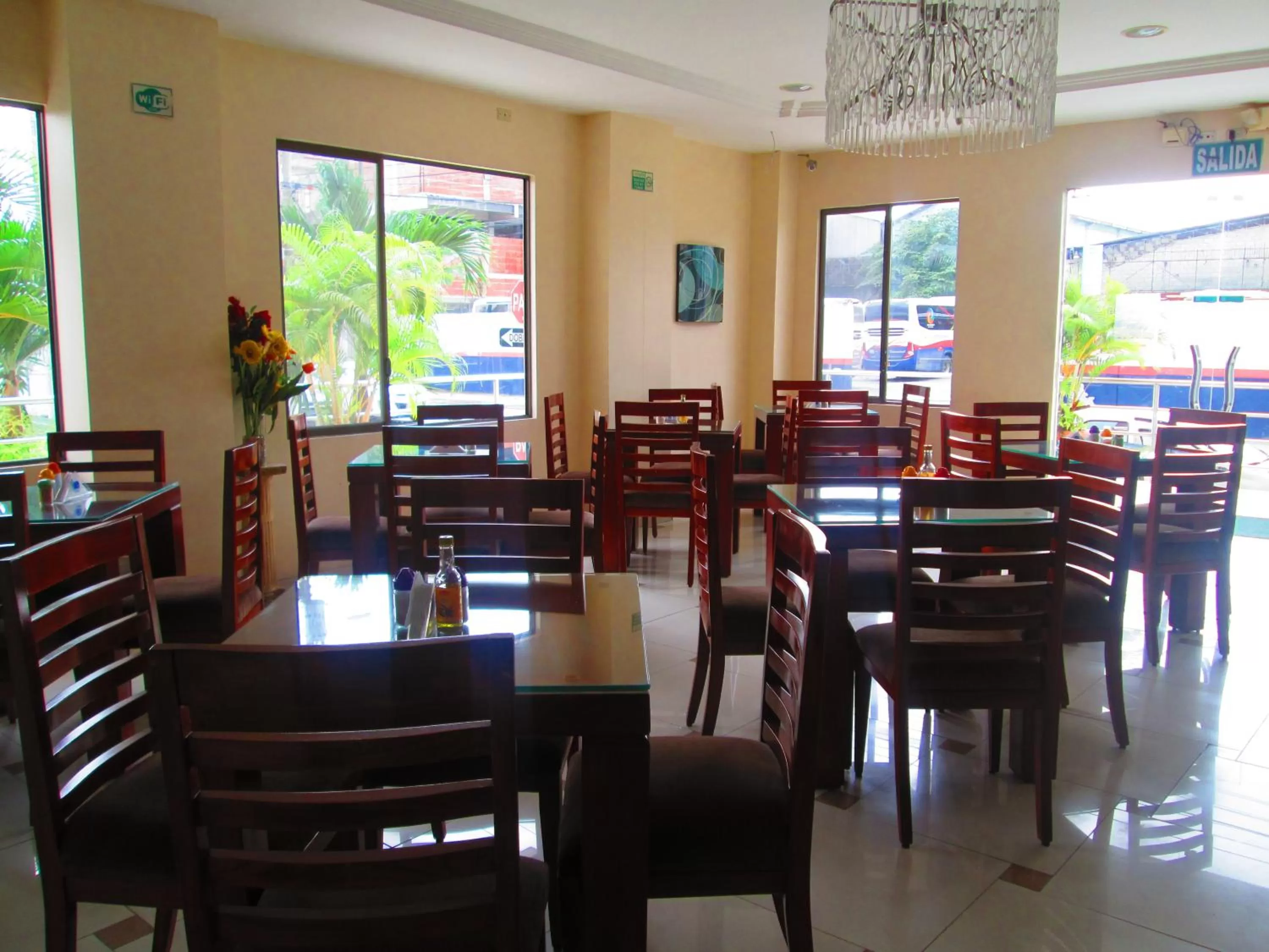 Restaurant/places to eat in Hotel Garzota Inn