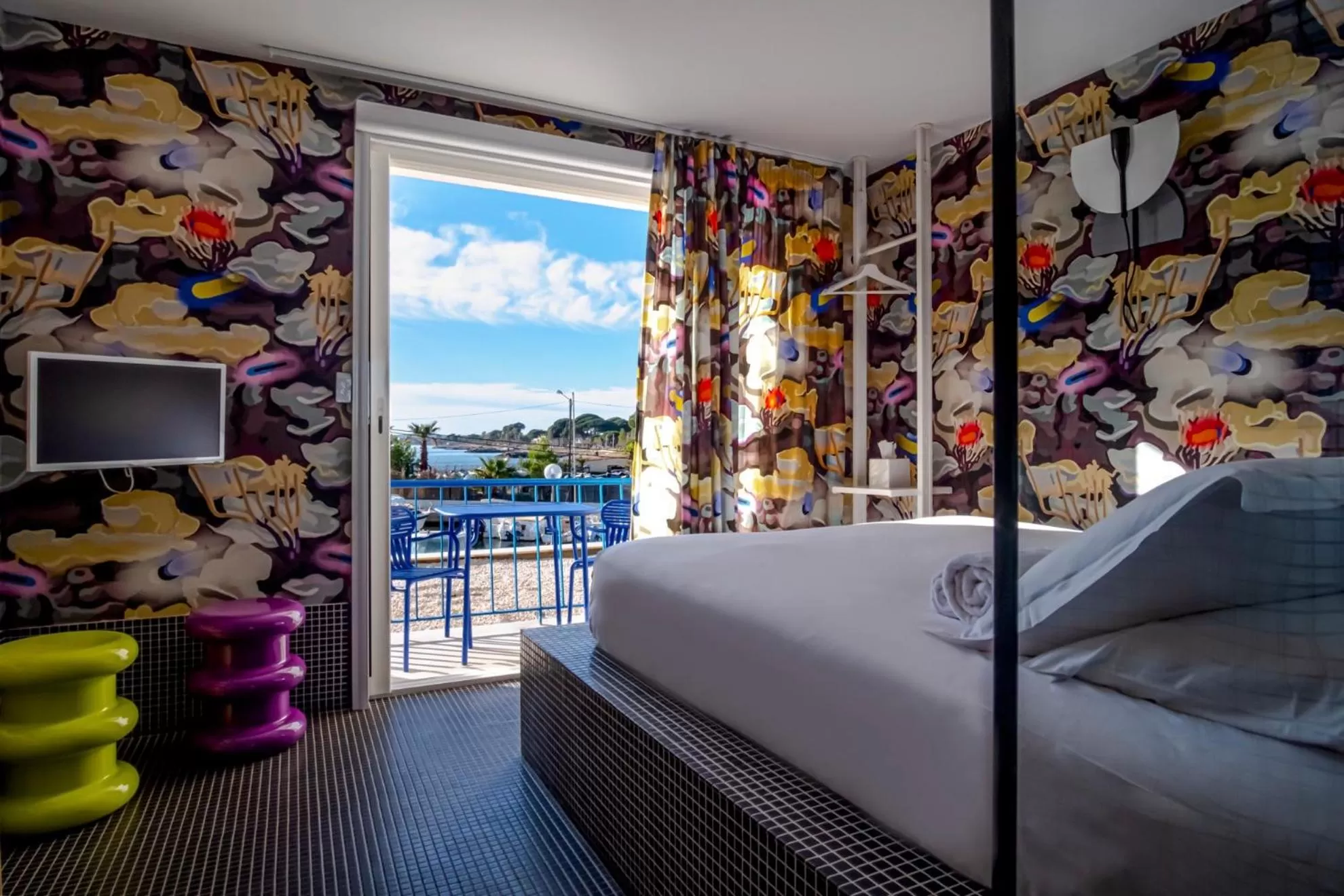 Sea view, Bed in Hôtel La Reine Jane