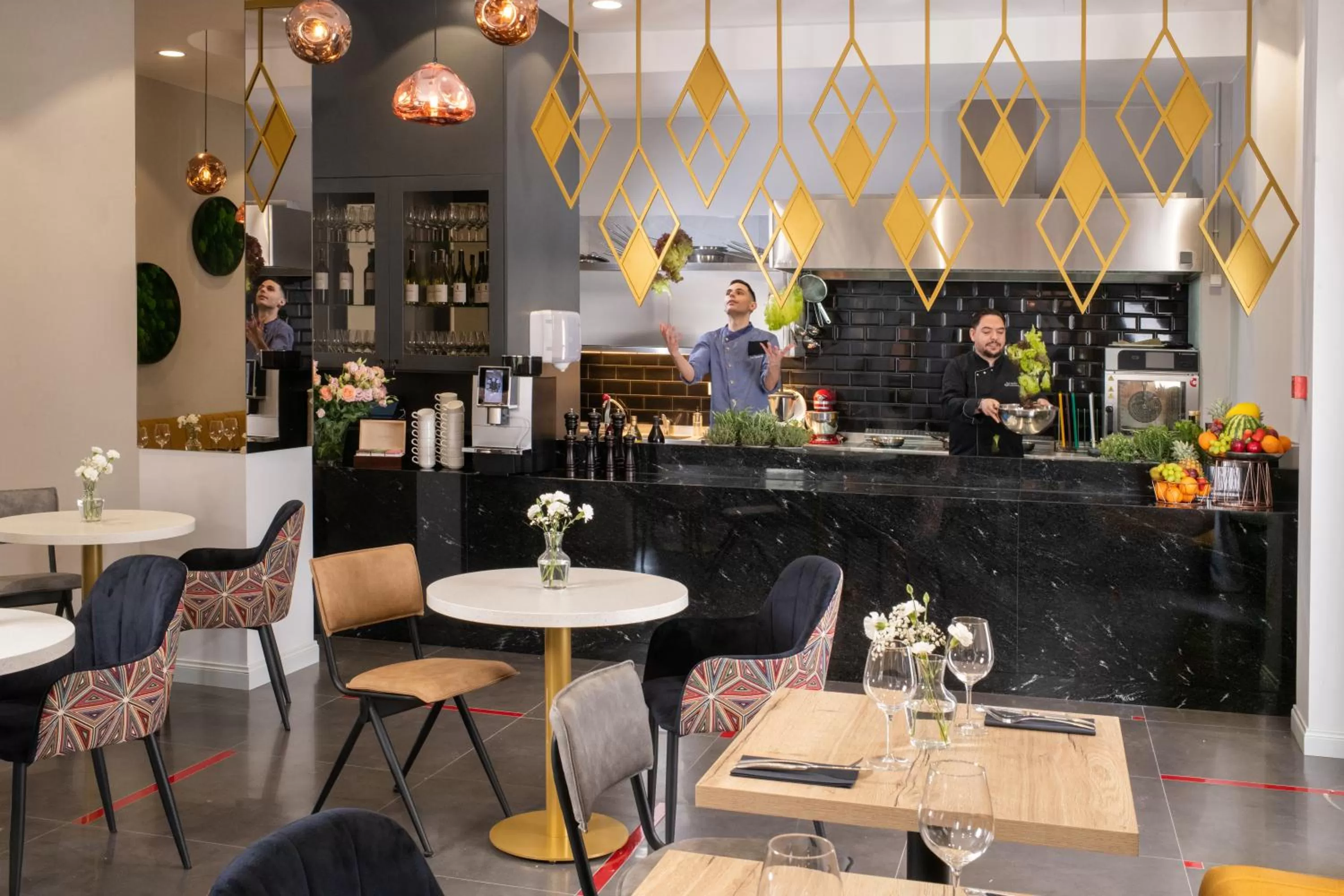 Restaurant/places to eat in Xerion Hotel