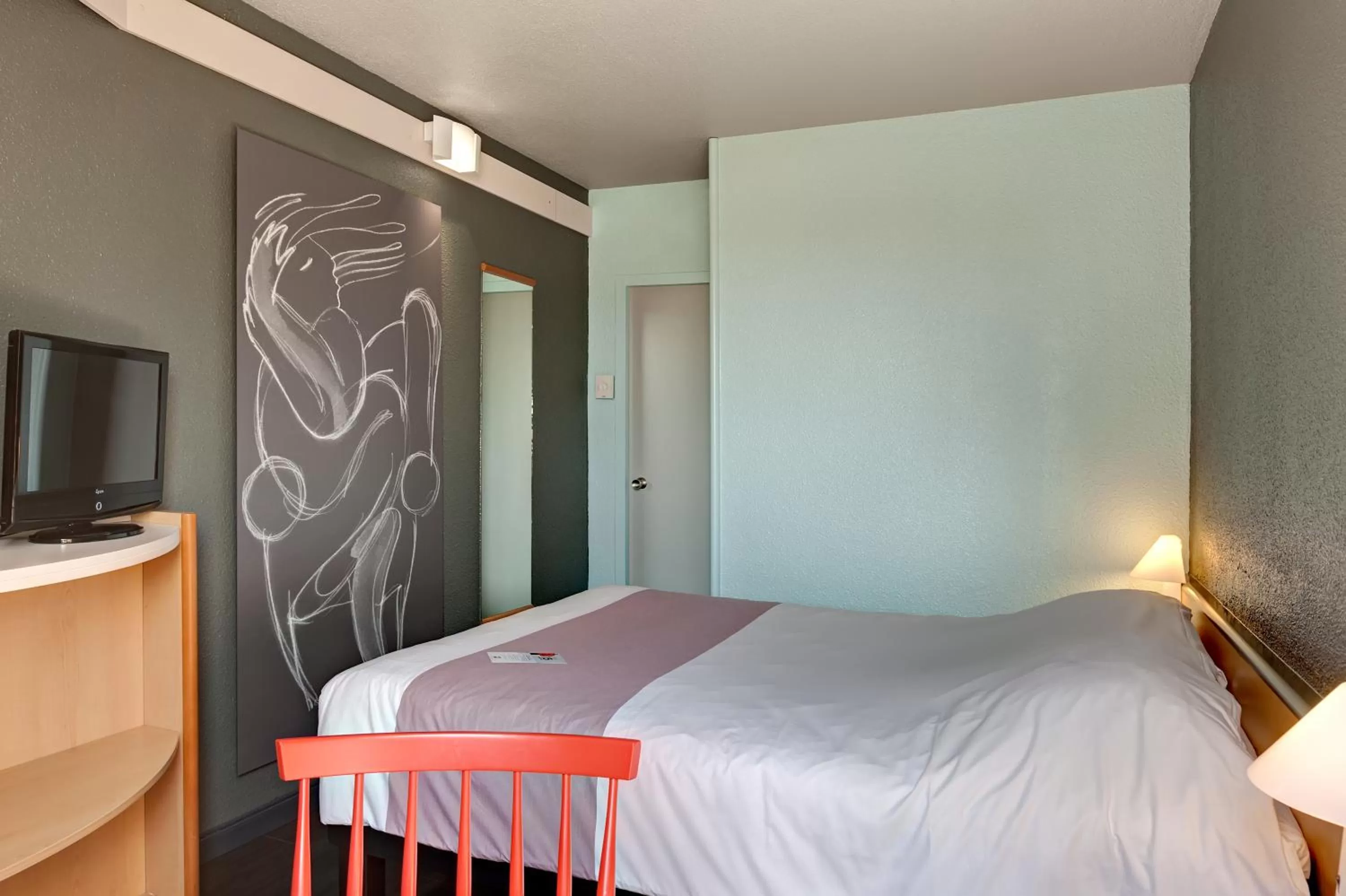 Photo of the whole room, Bed in ibis La Roche Sur Yon Vendespace