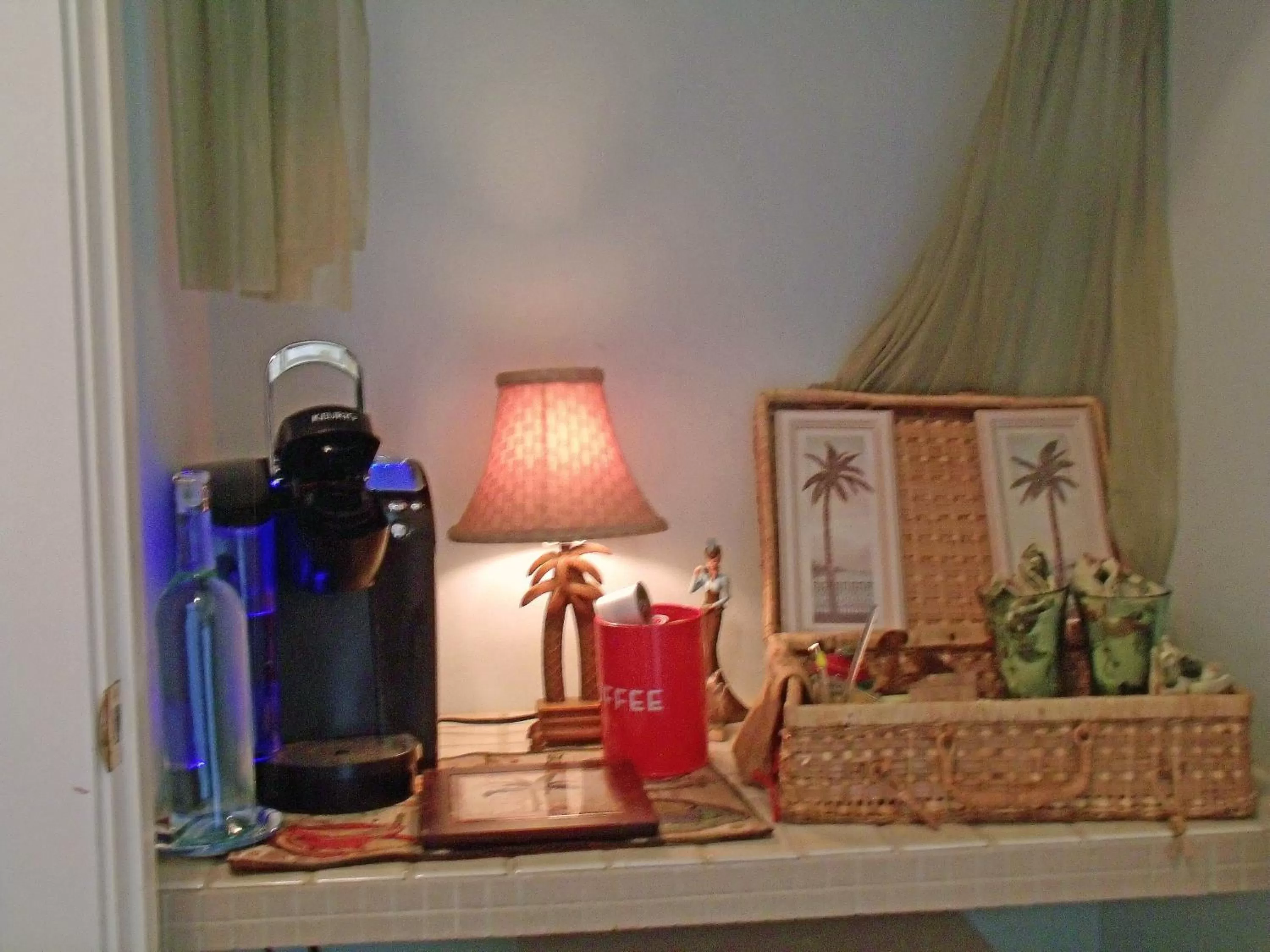 Coffee/tea facilities in Inn to the Woods