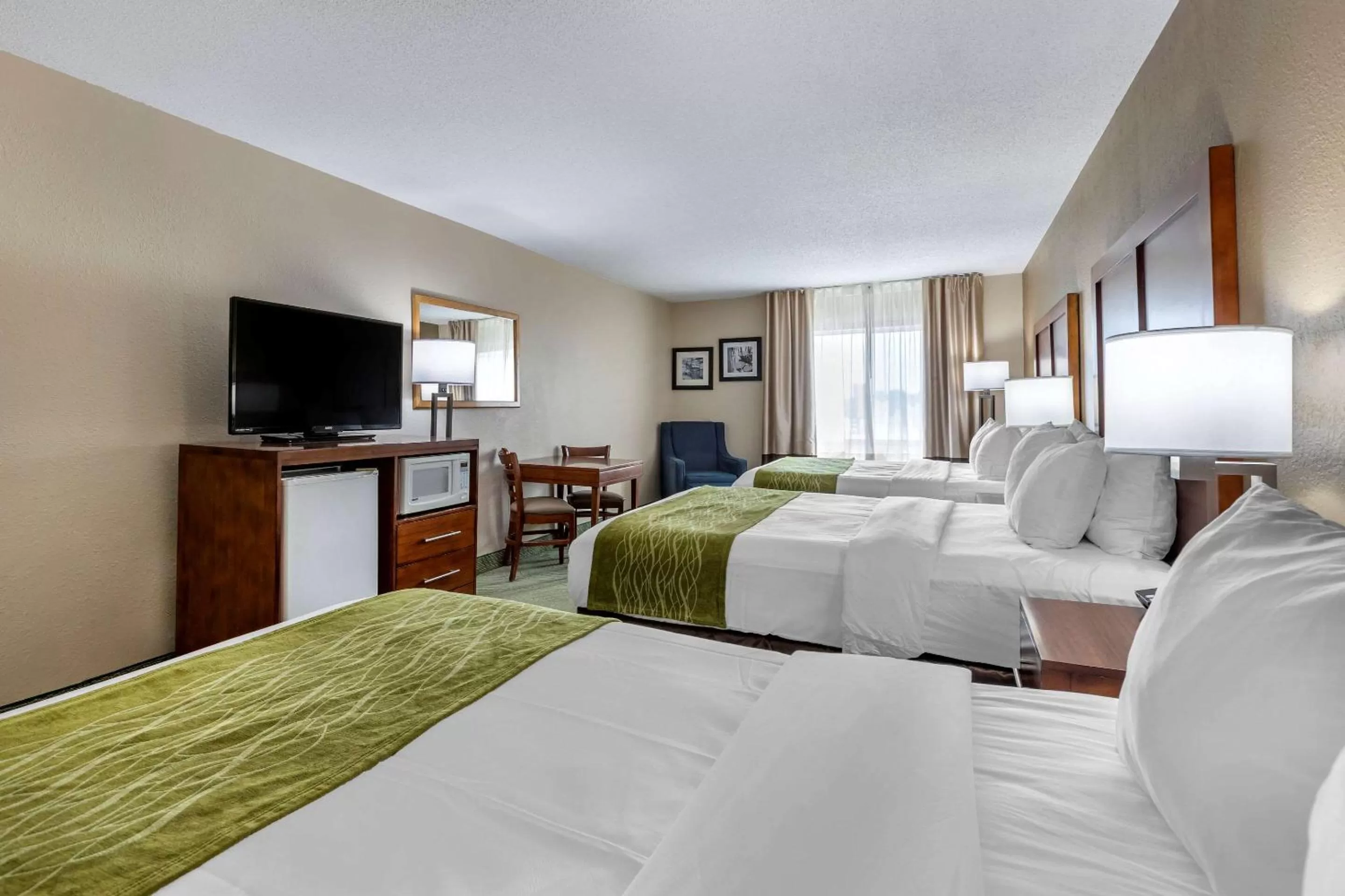 Photo of the whole room, Bed in Comfort Inn Muscatine near Hwy 61