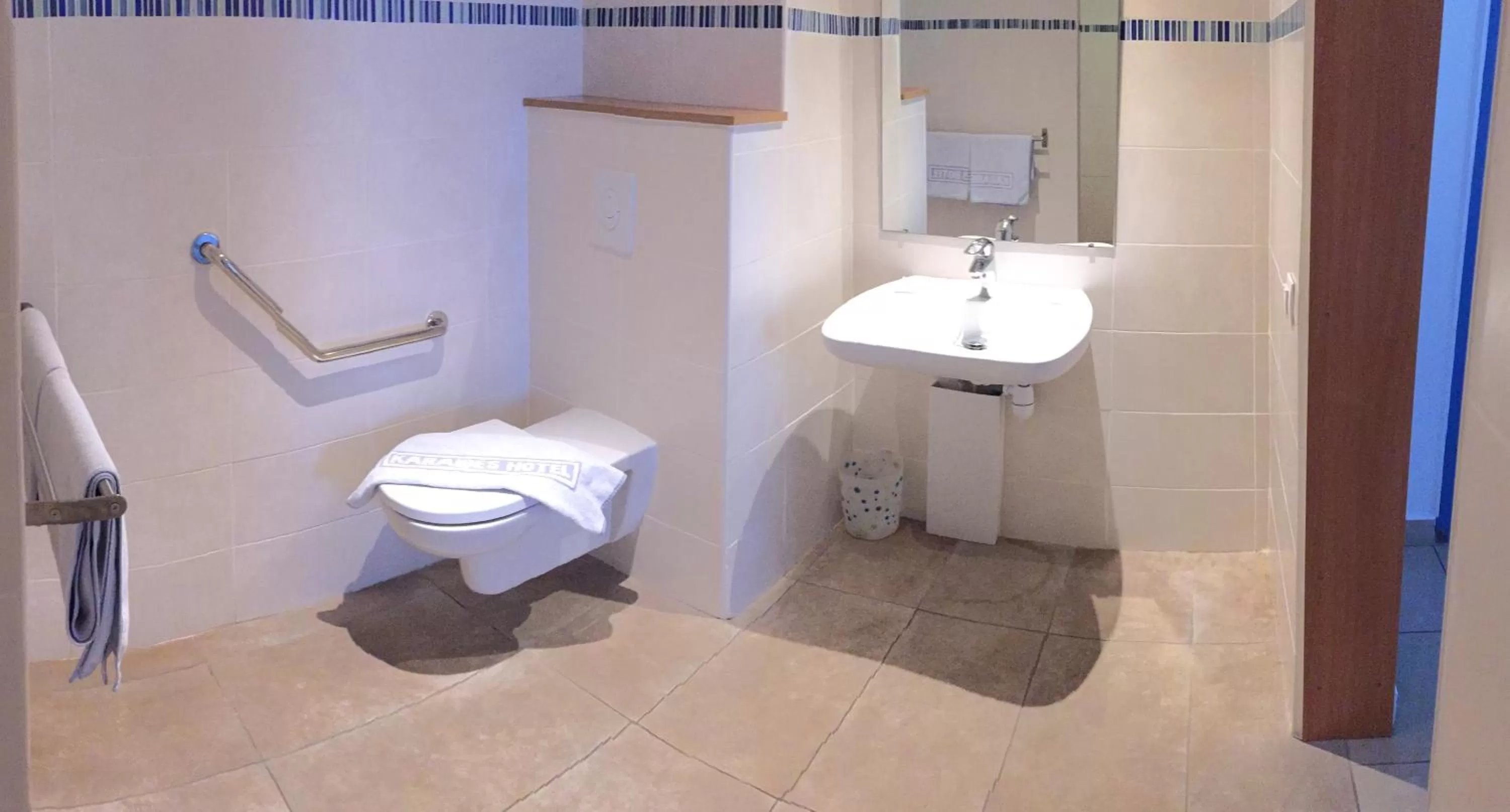 Toilet in Karaibes Hotel