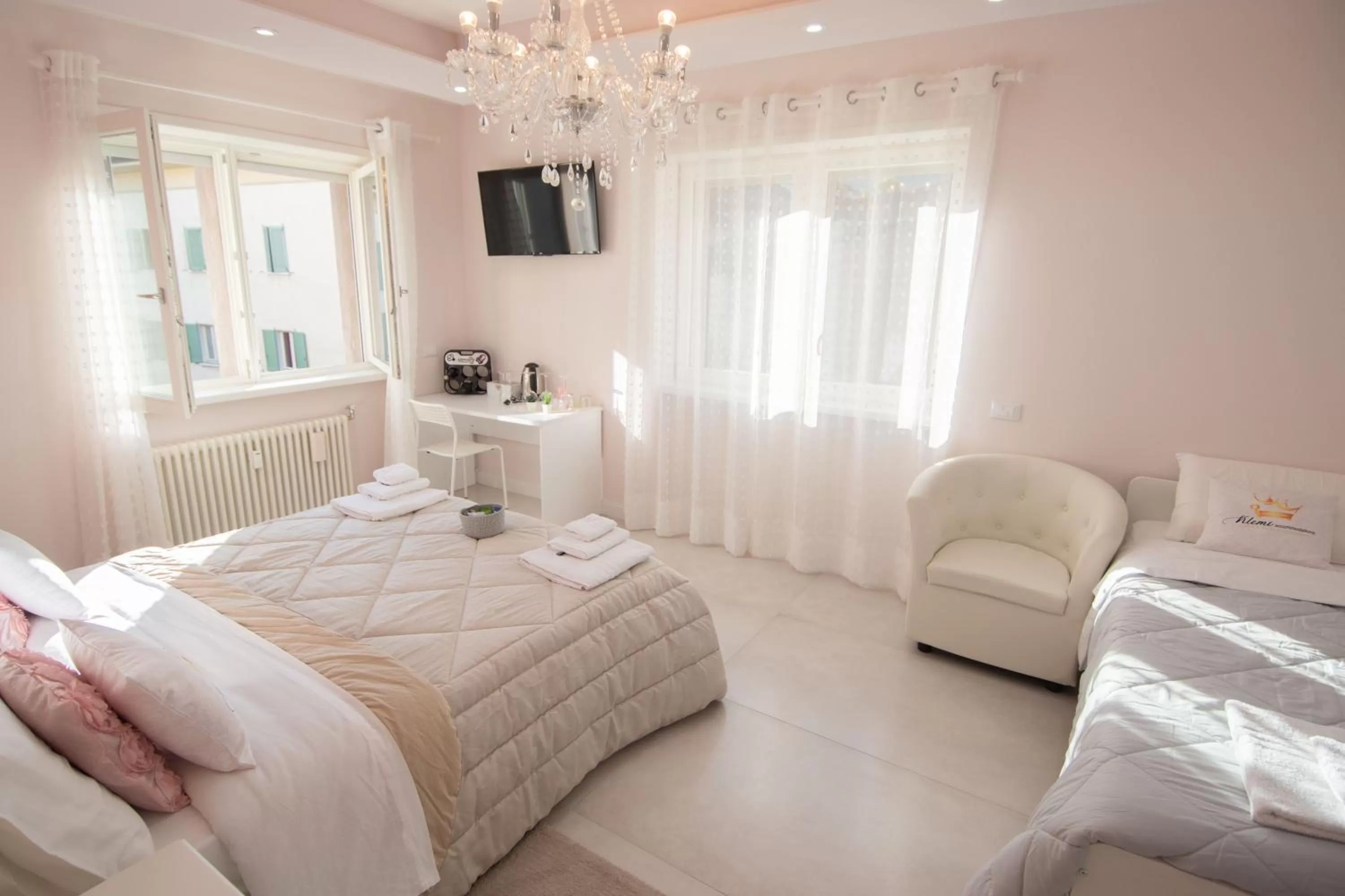 Bed in Klemi, rooms in old town