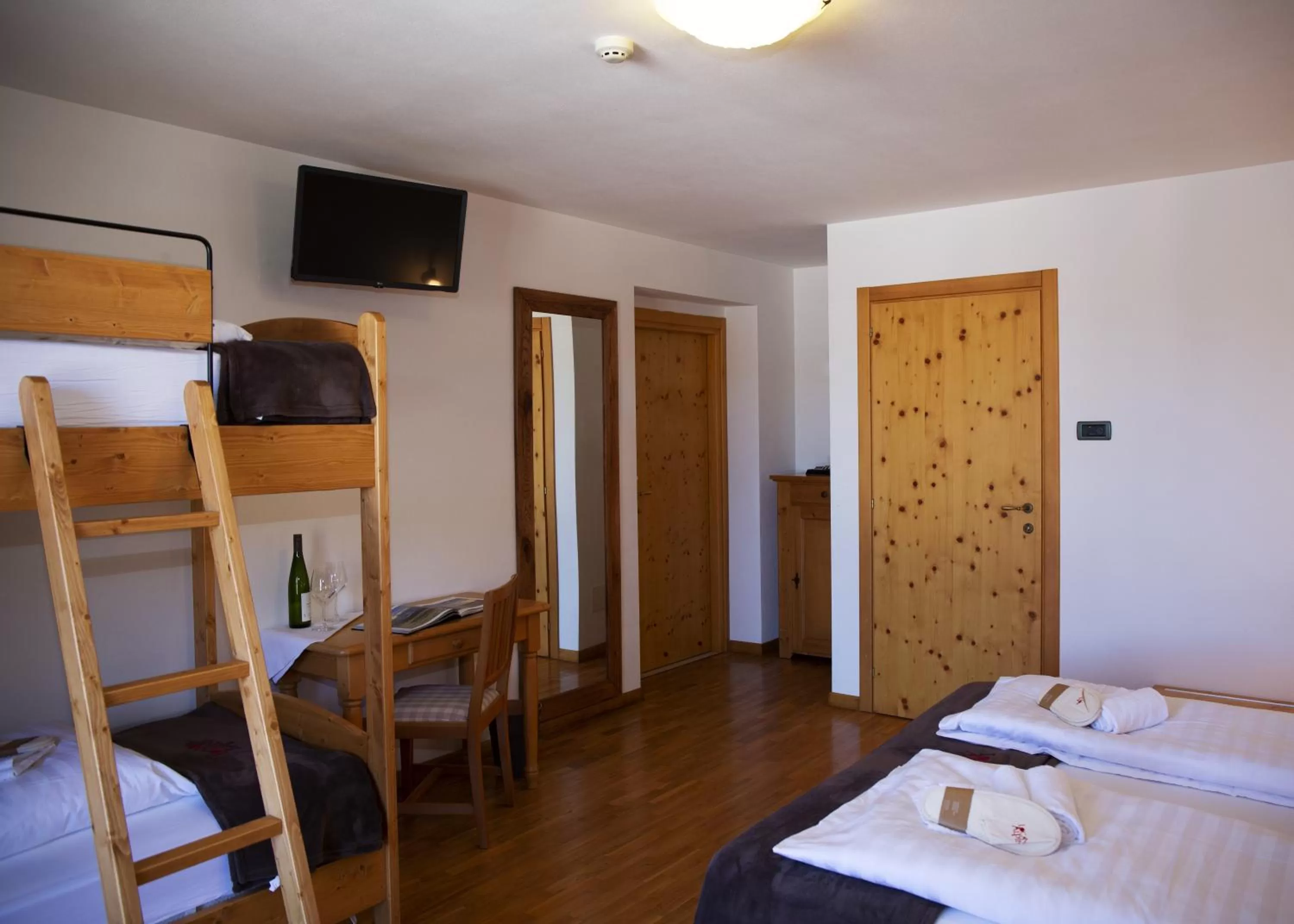 Photo of the whole room, Bunk Bed in Locanda Alpina