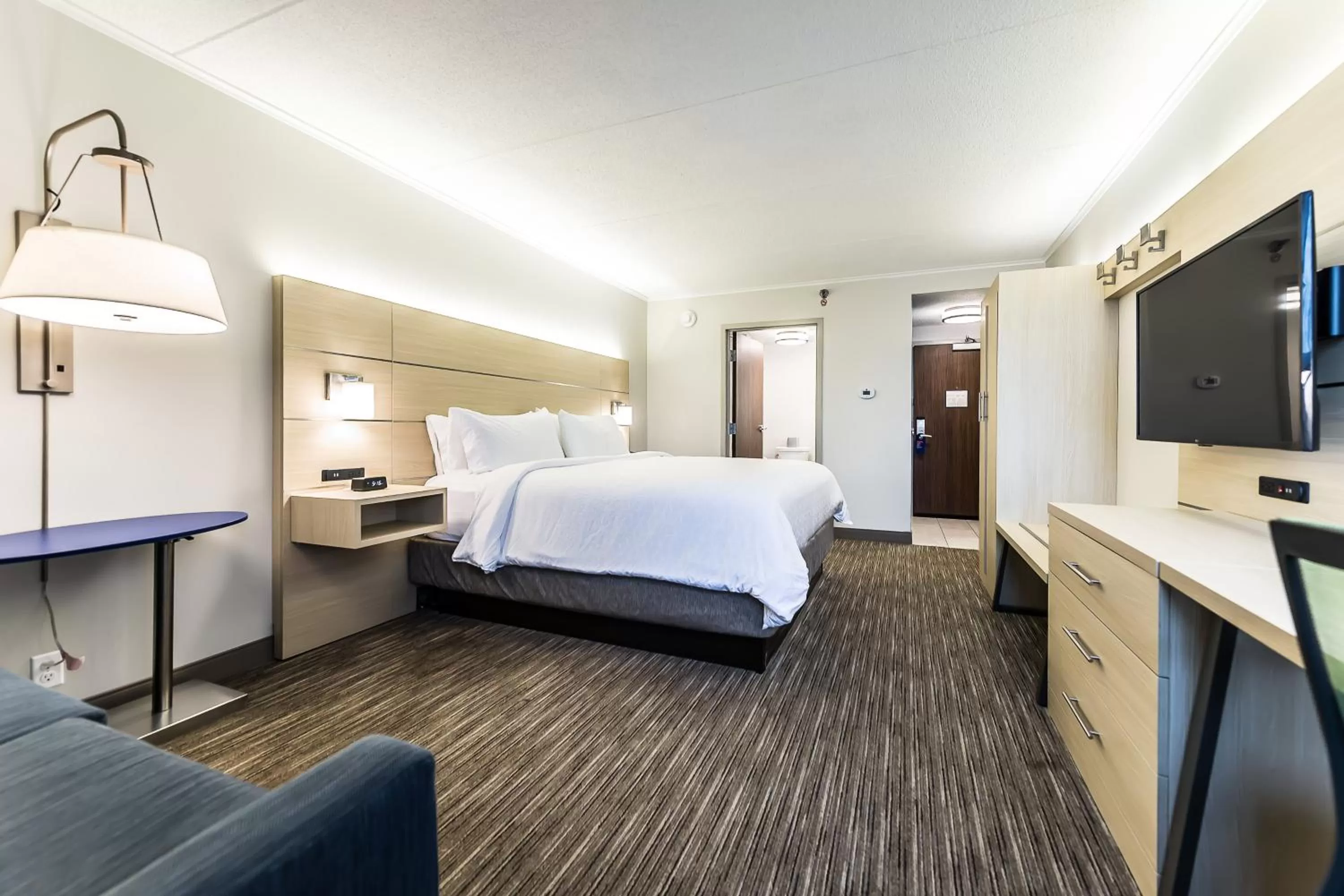 Photo of the whole room, Bed in Holiday Inn Express Flint-Campus Area by IHG