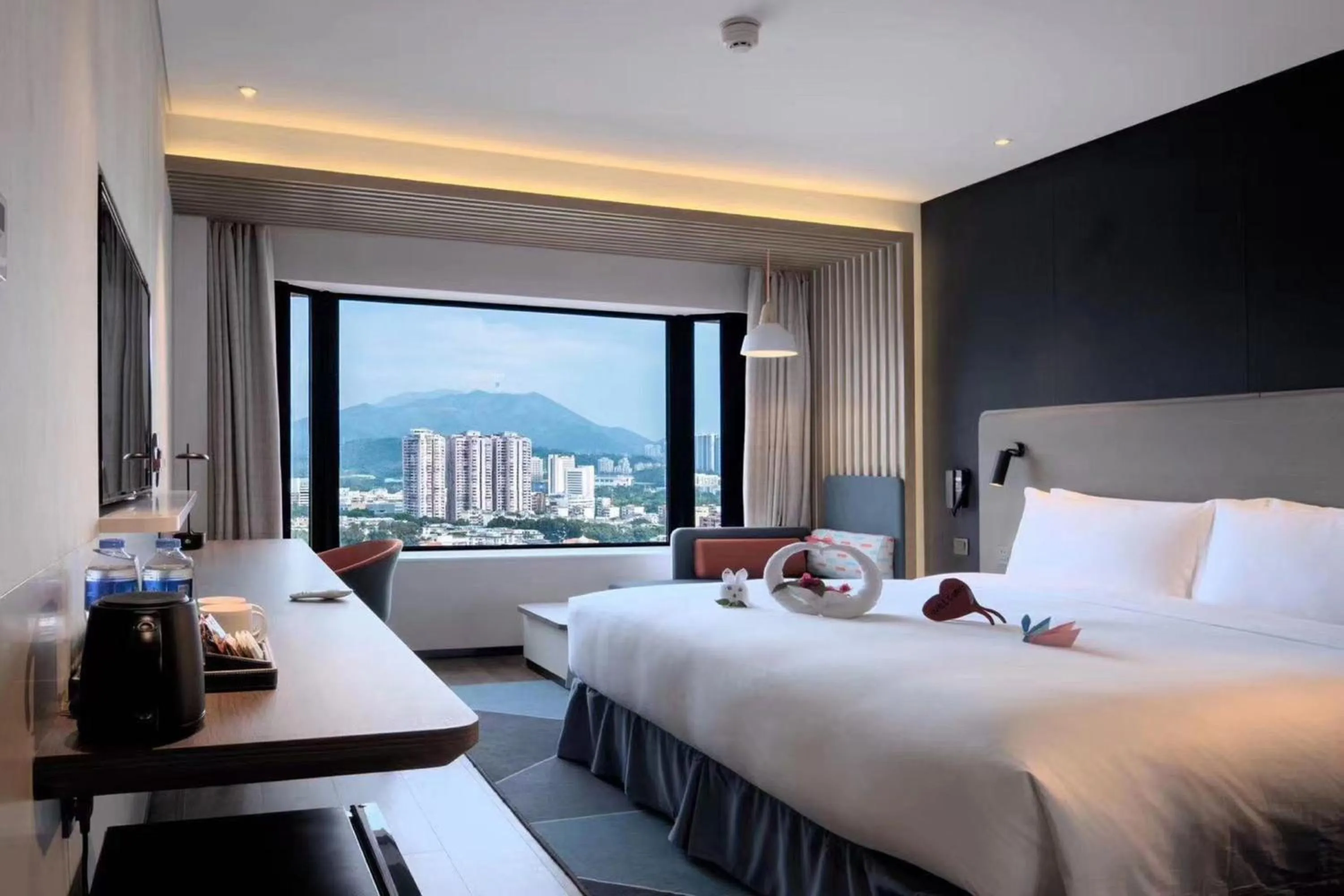 Photo of the whole room, Bed in Holiday Inn Express - Wuhan Optical Valley by IHG