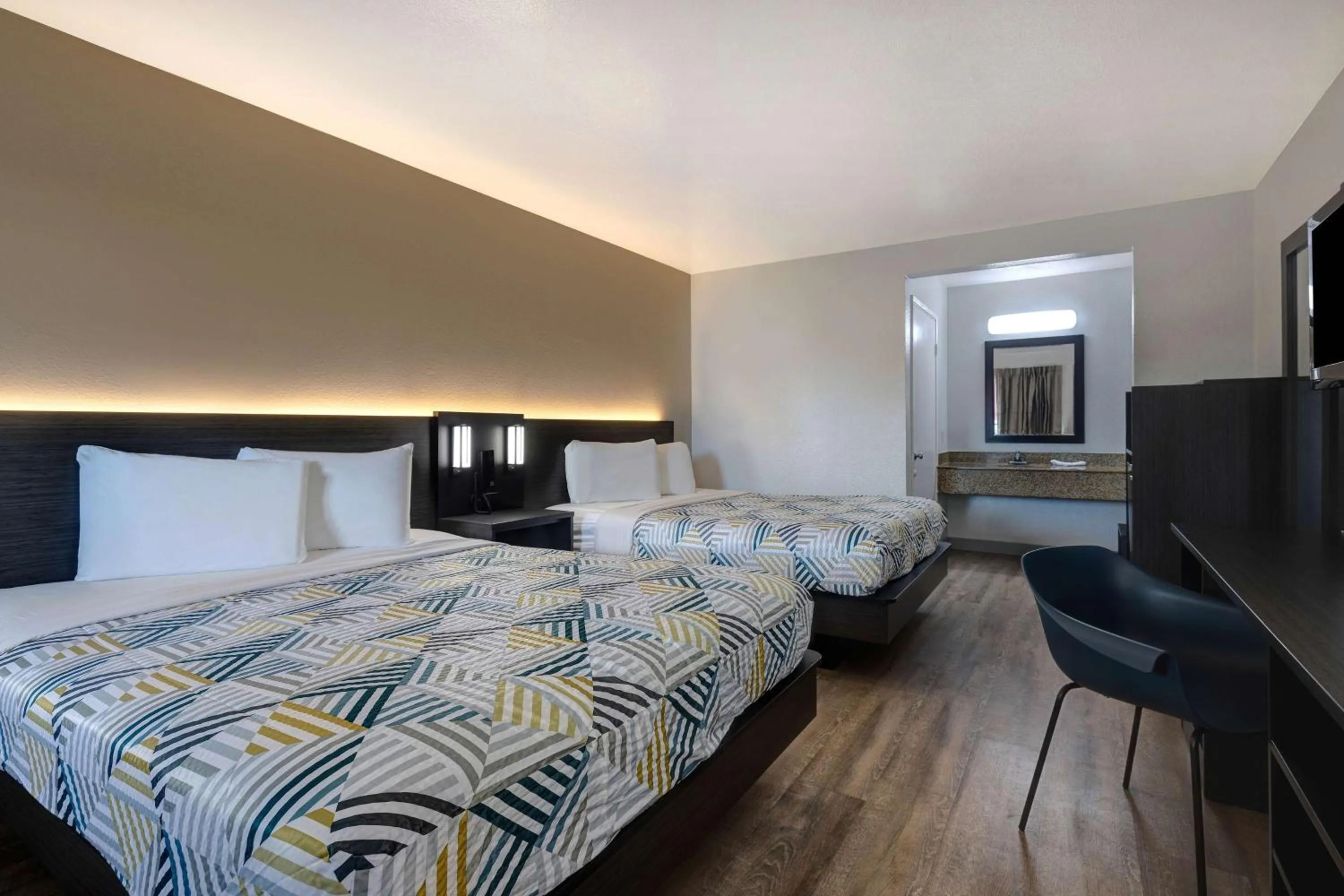 Photo of the whole room, Bed in Motel 6-Buttonwillow, CA Central