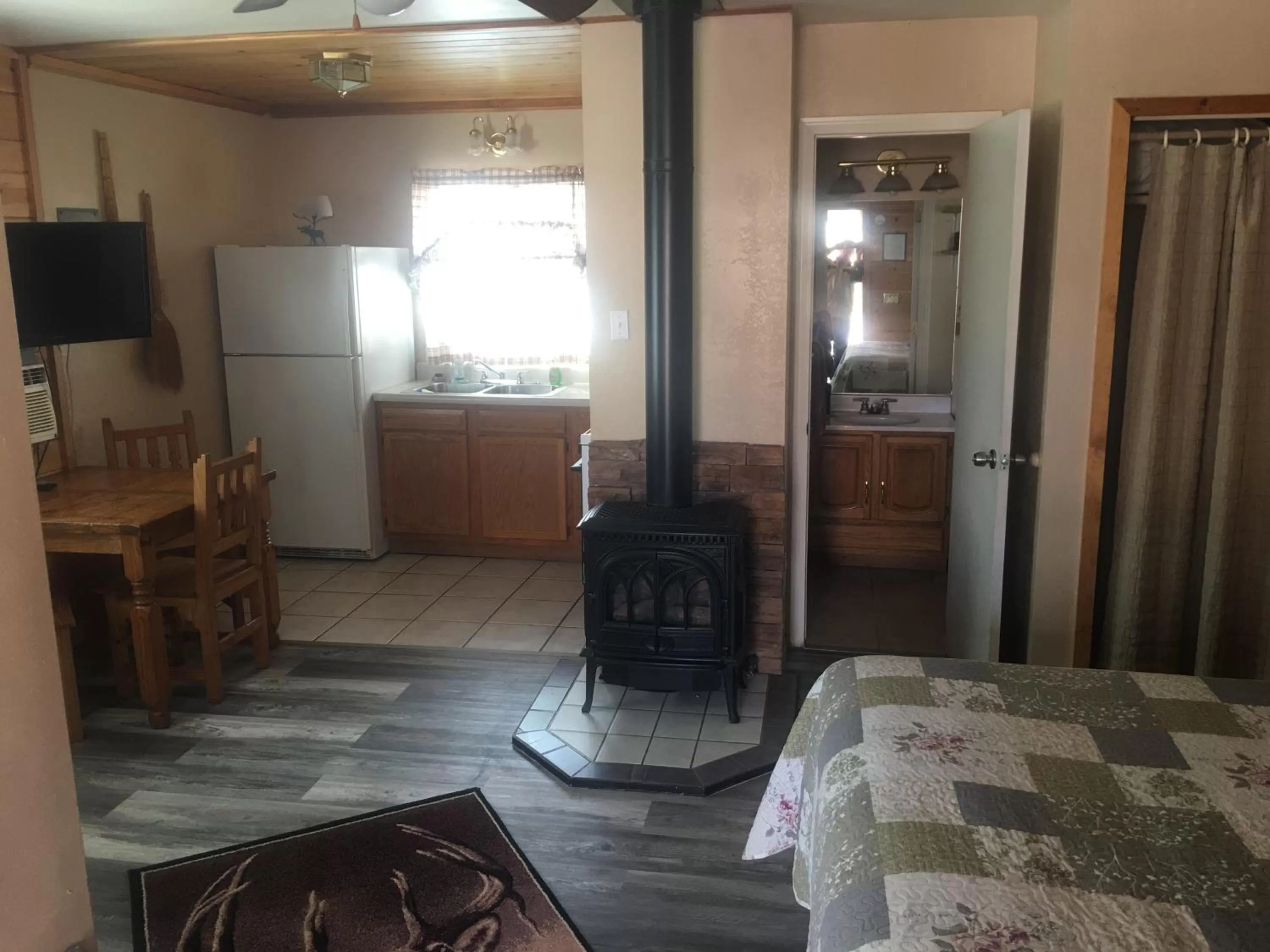 Photo of the whole room in Rainbows End Fishing Resort