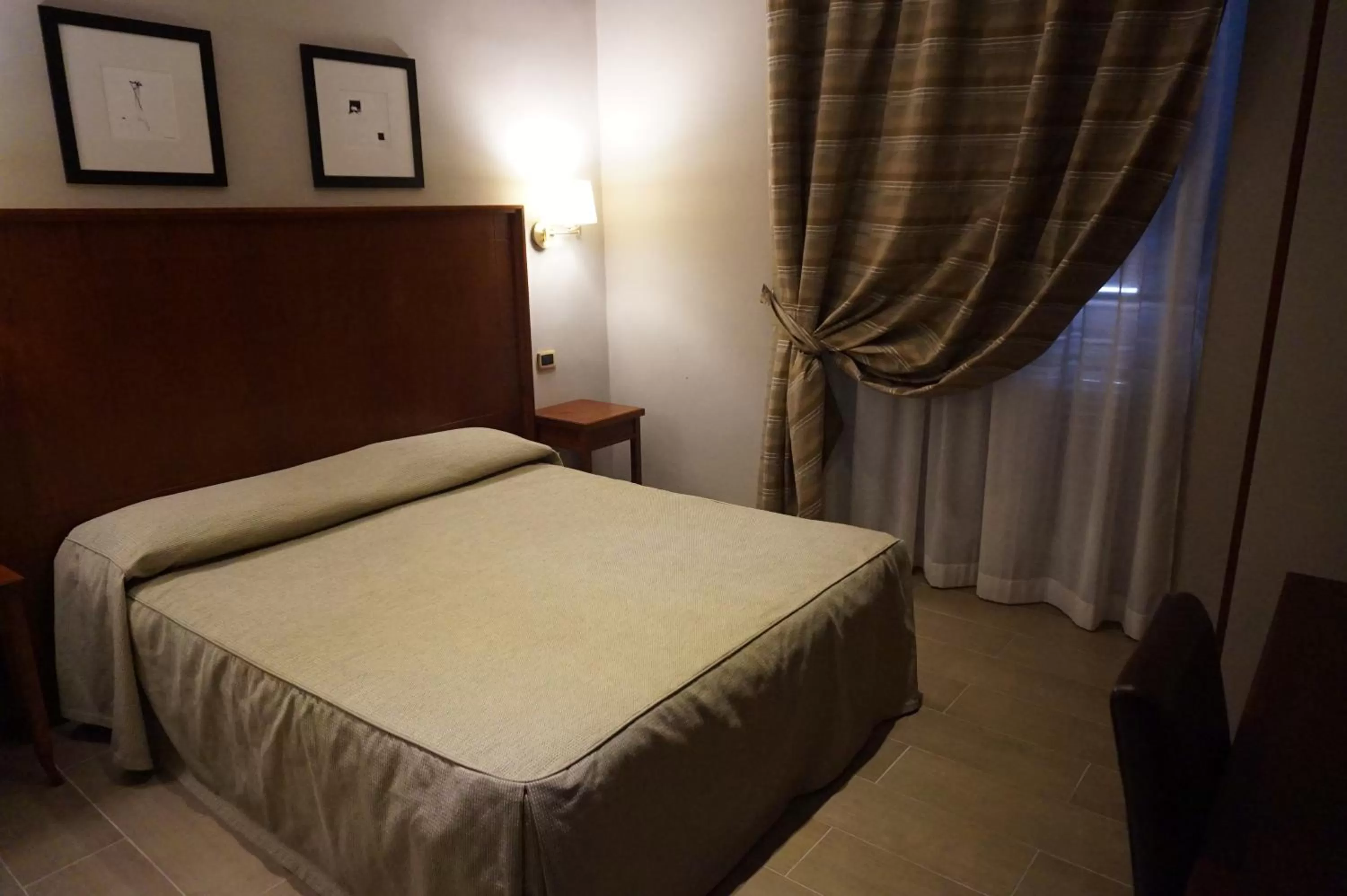 Bedroom, Bed in Hotel Taormina
