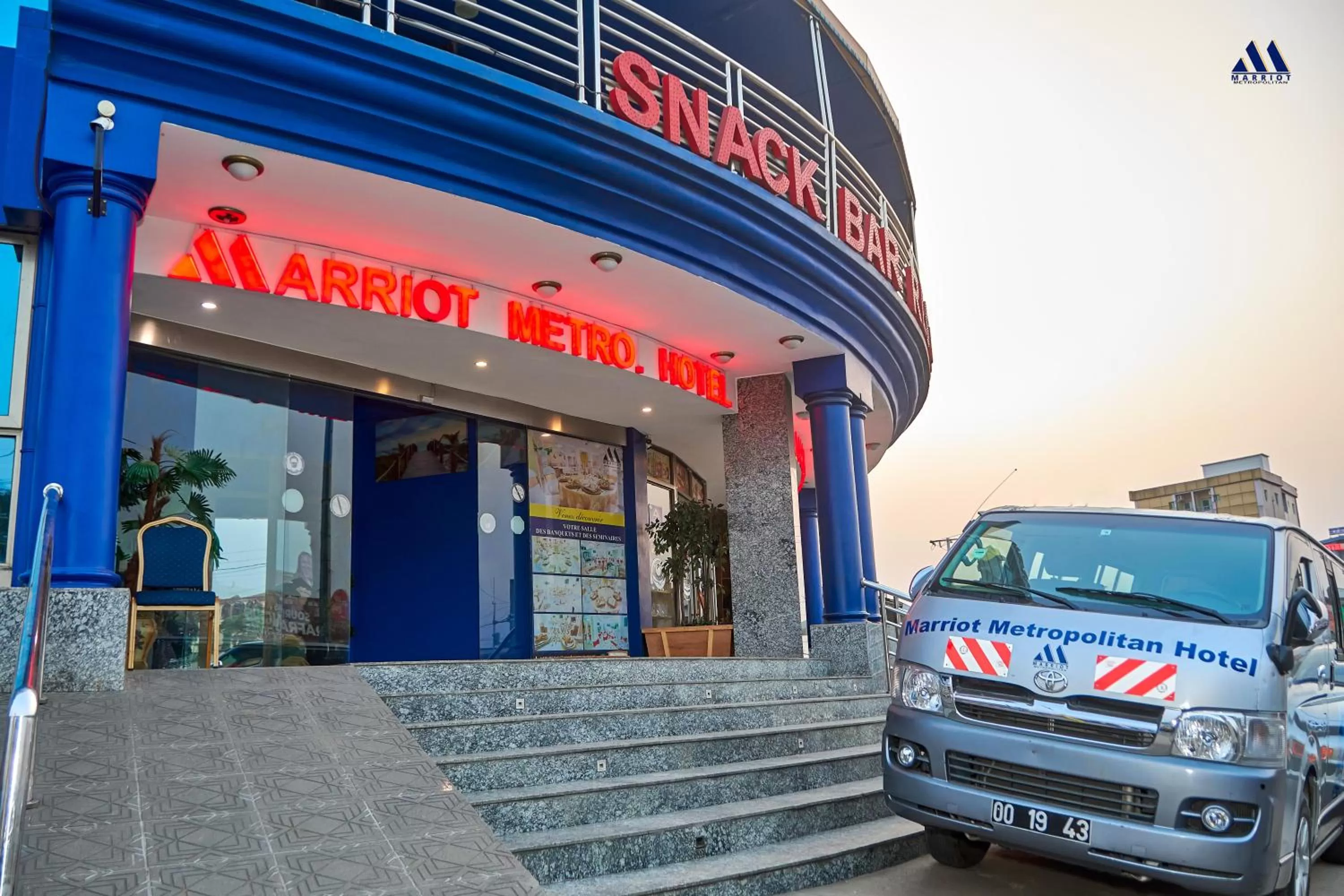 Restaurant/places to eat in Marriot Metropolitan Hotel