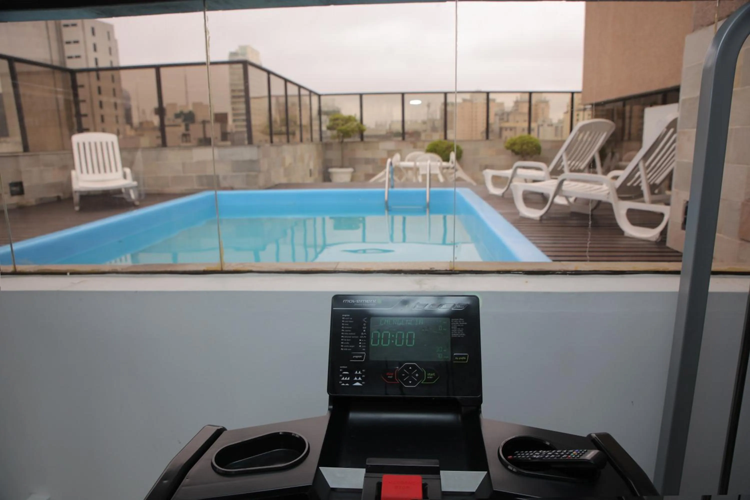 Swimming pool in London Class Hotéis