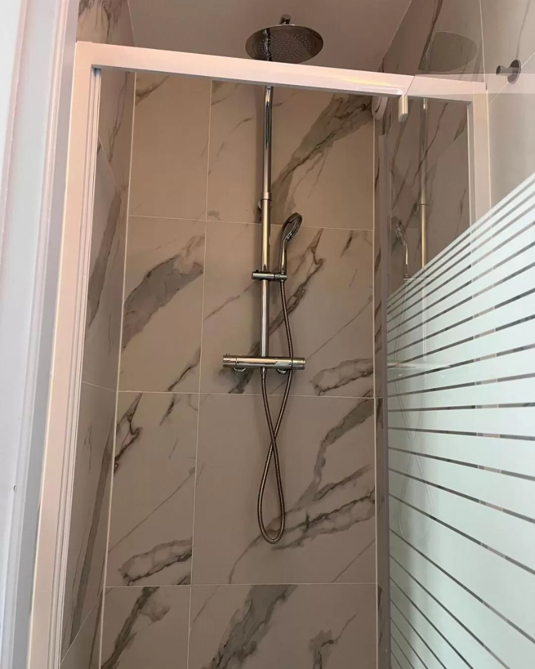 Shower in Hôtel La Pièce