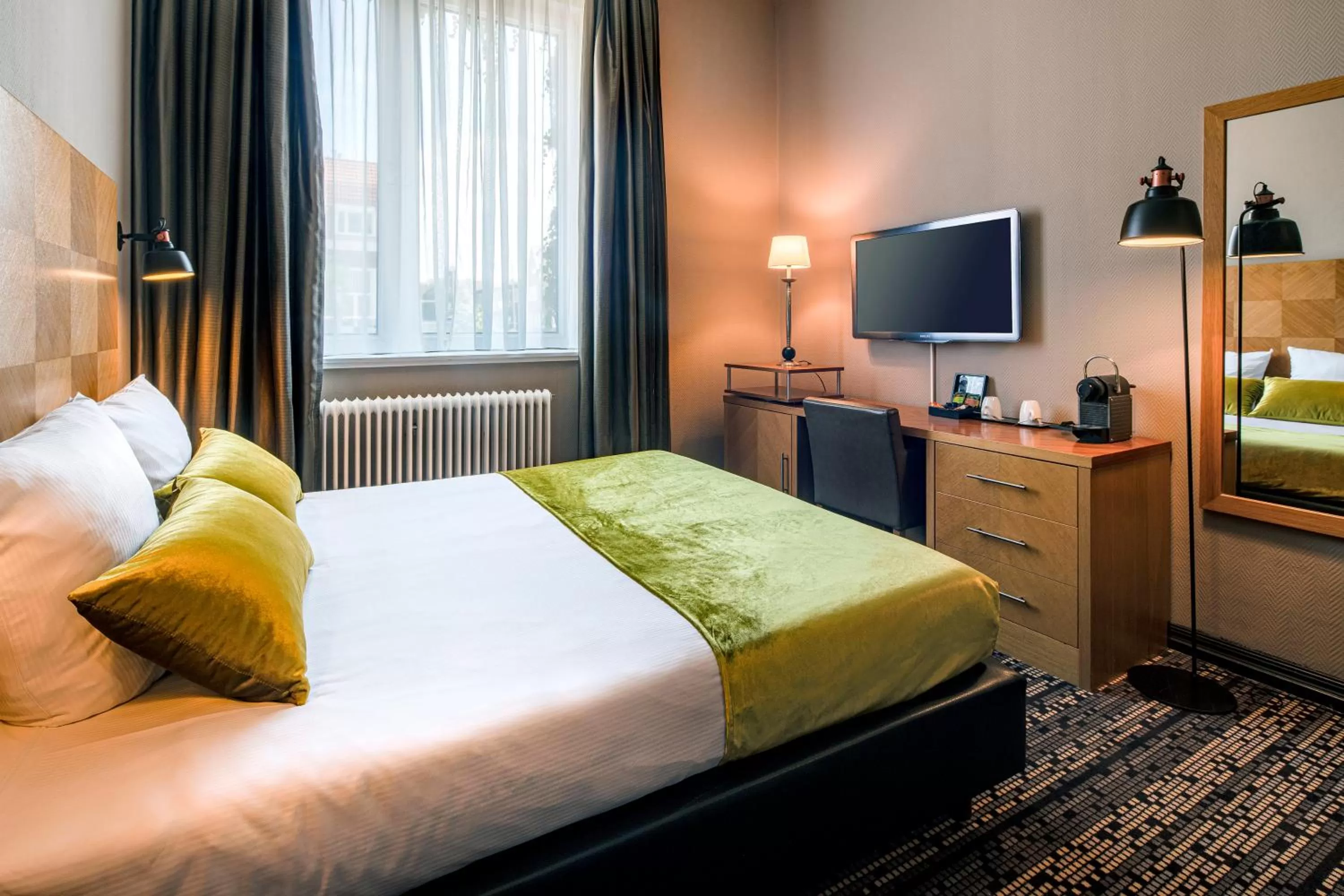 Photo of the whole room, Bed in The Alfred Hotel