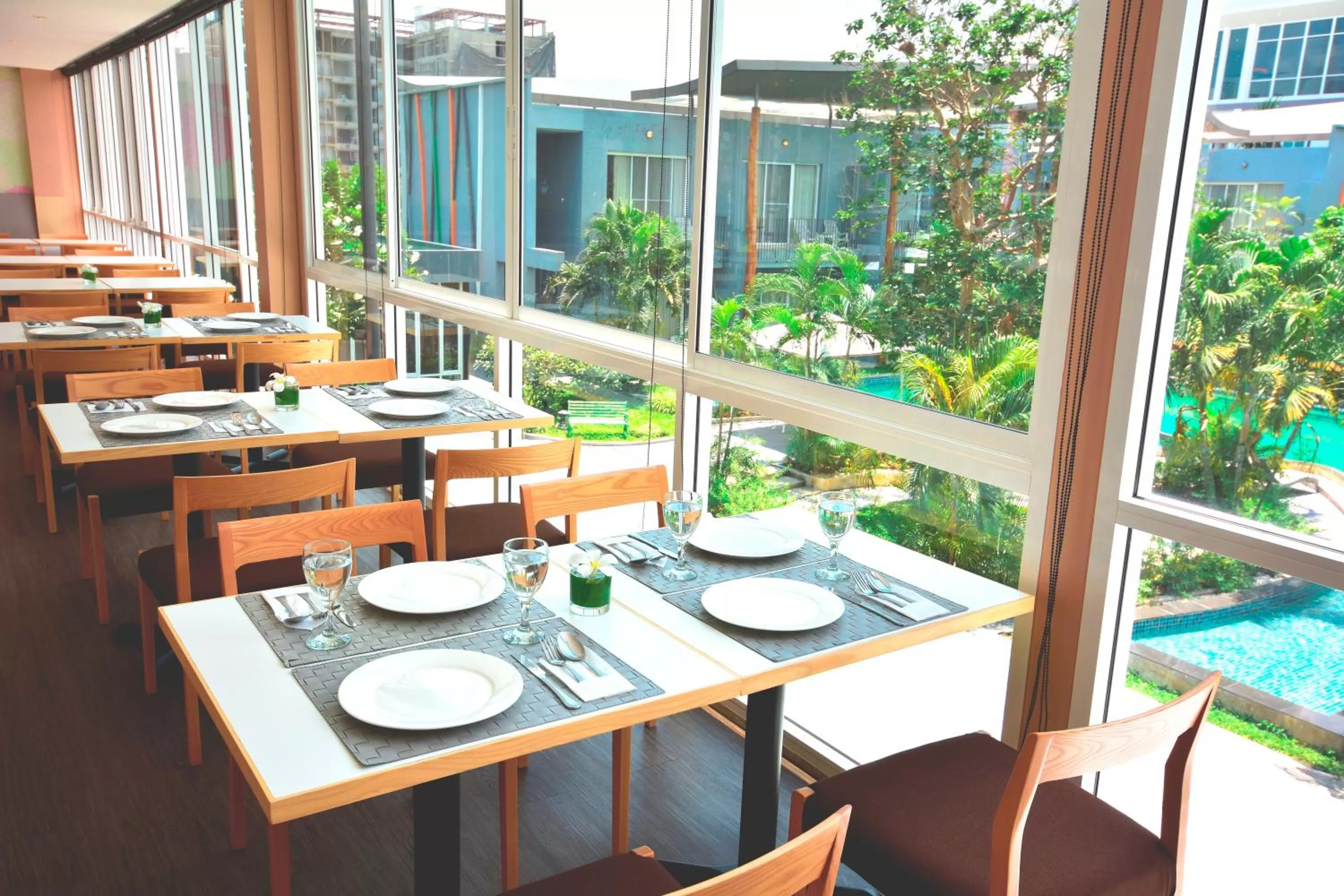 Restaurant/places to eat in Paeva Luxury Serviced Residence SHA